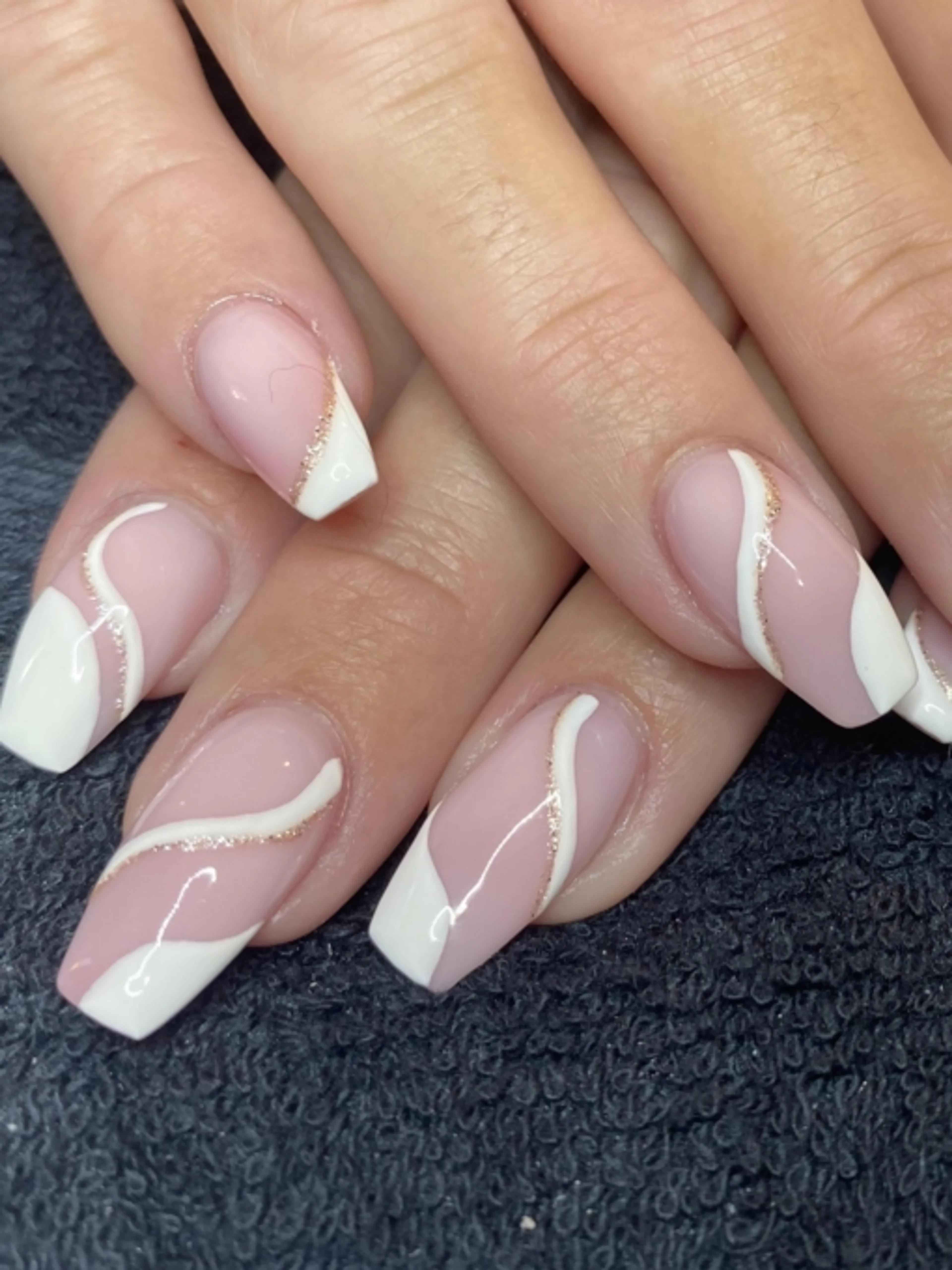 Image de présentation pour l'offre Révélez la beauté de vos ongles avec un coach expert en gel et semi-permanent💅🏻 par Mickael