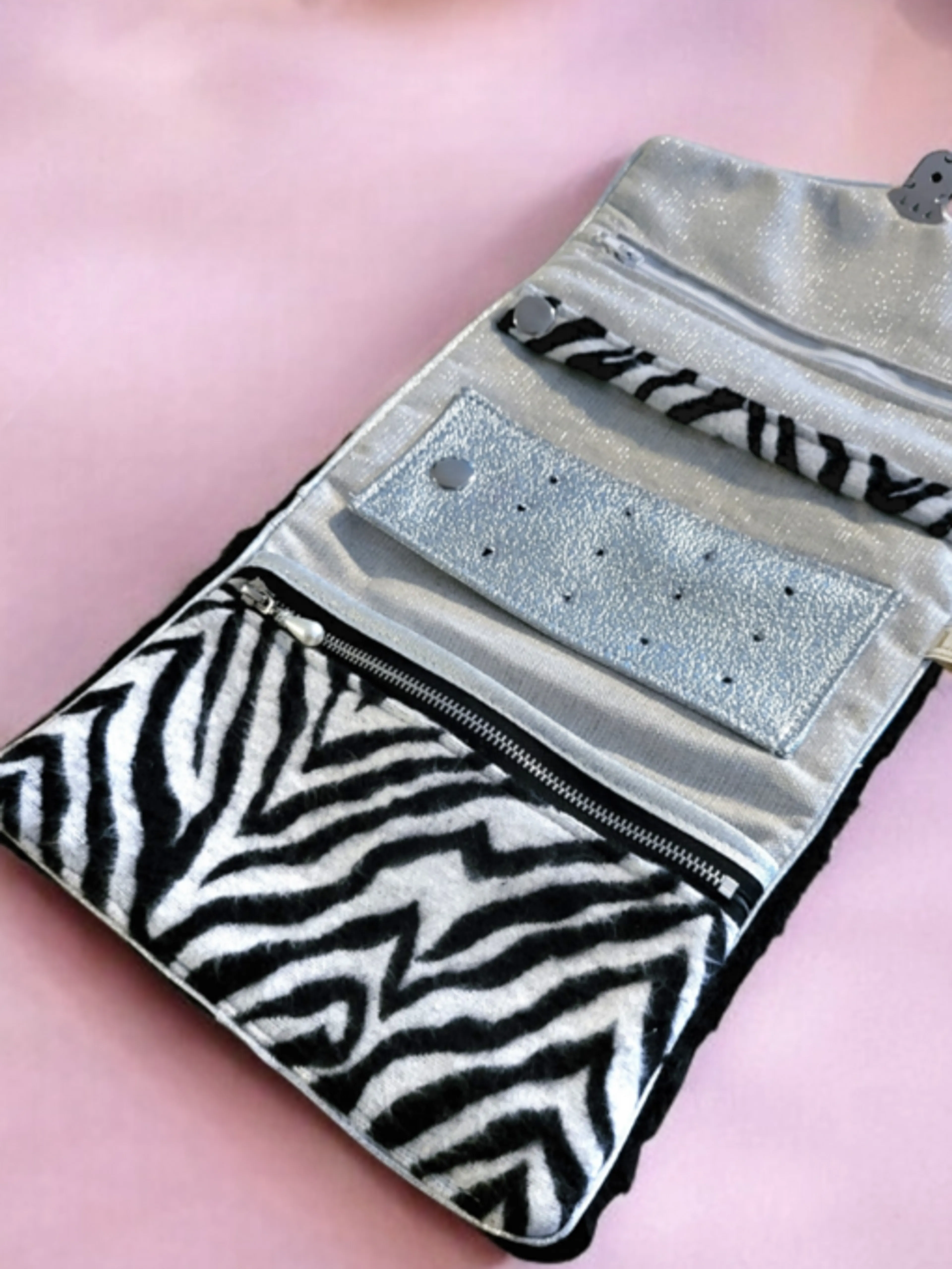 Image de présentation pour l'offre Masterclass Couture : Réalisez une Pochette à Bijoux Élégante par Hélène