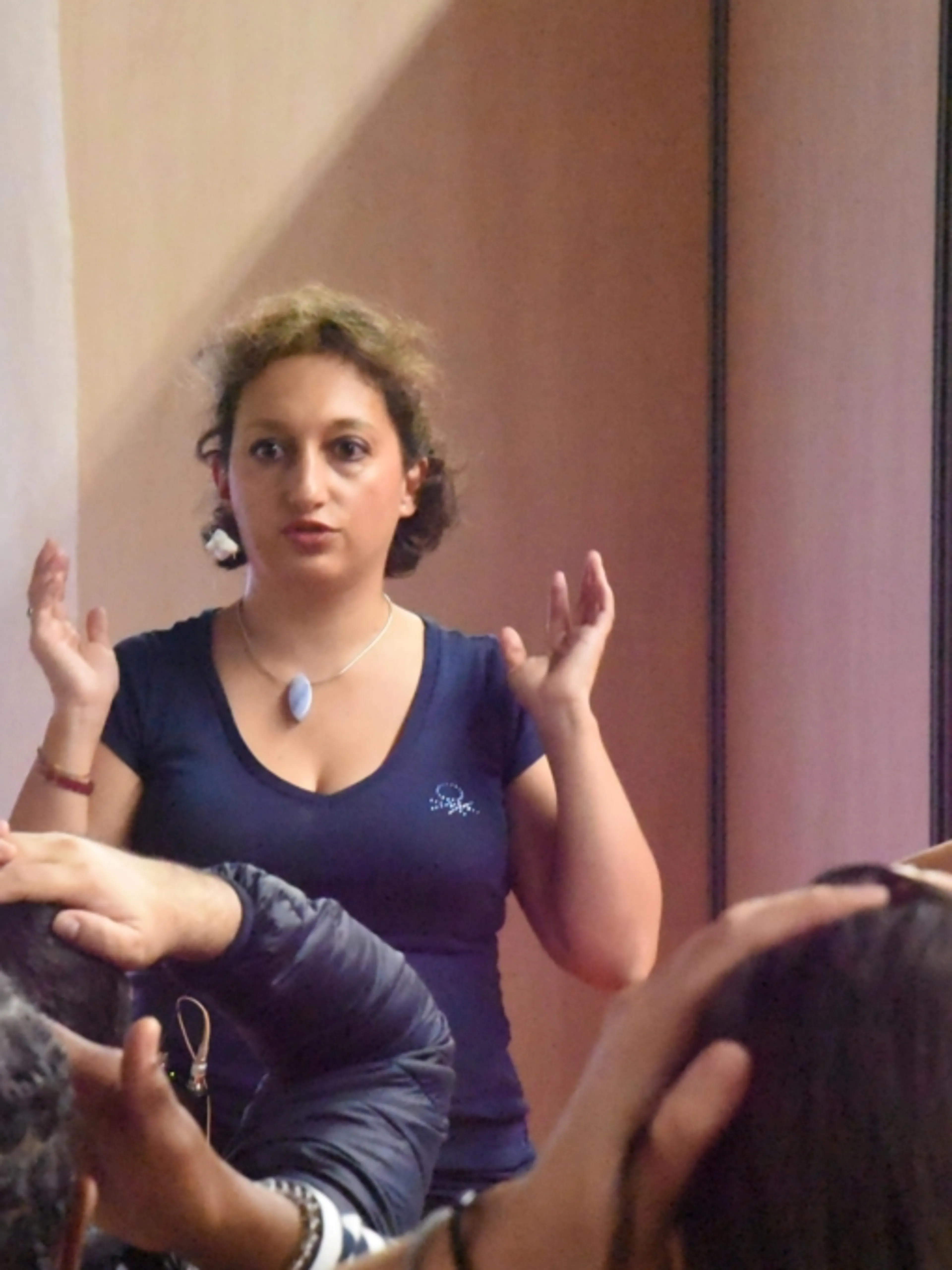 Image de présentation pour l'offre Yoga du Rire : 60 minutes pour libérer votre joie intérieure. Une expérience unique alliant rires spontanés et respirations relaxantes. par Elisabeth