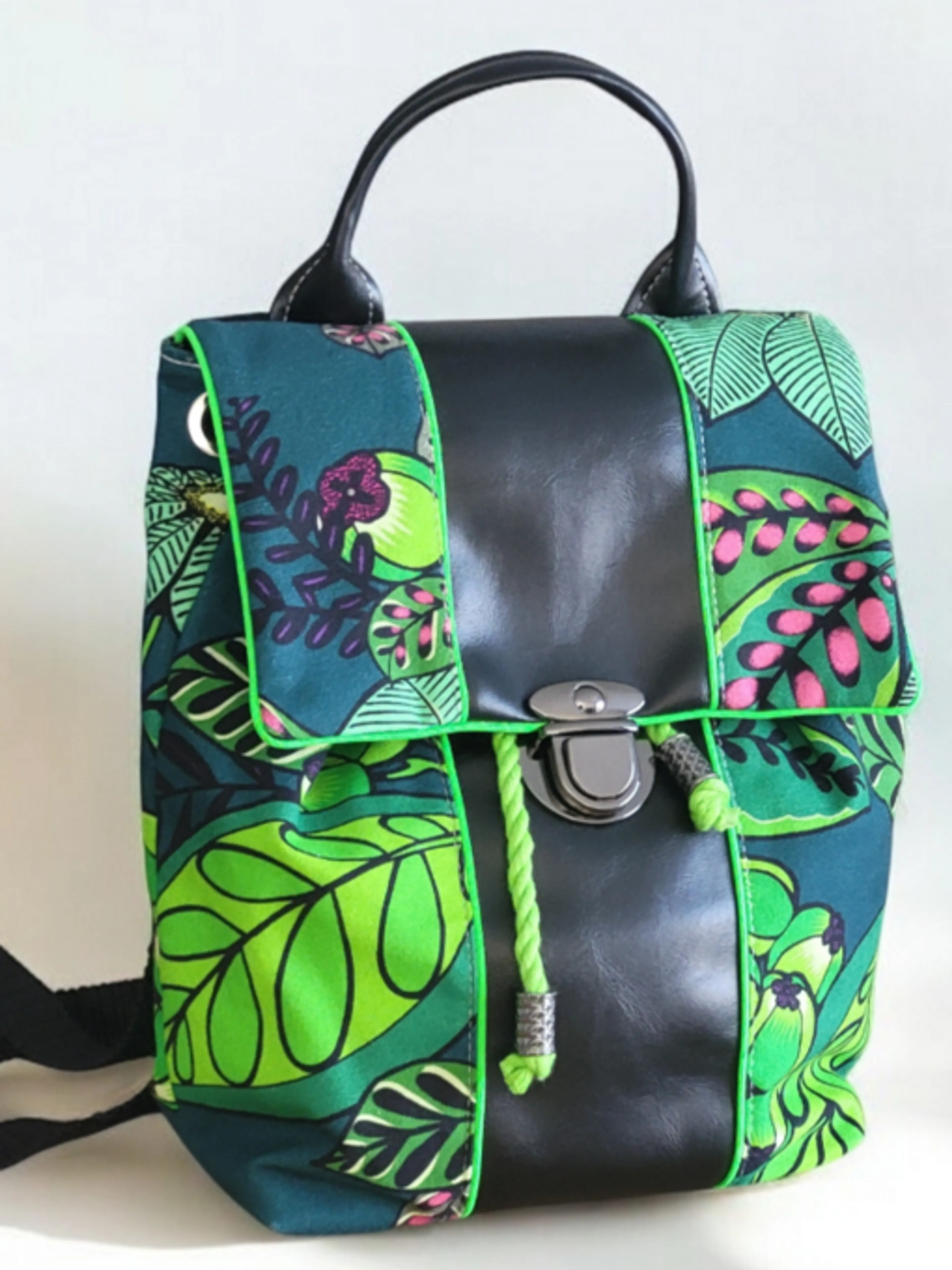 Image de présentation pour l'offre MASTERCLASS COUTURE Cousez votre sac à dos "Colorful"! par Hélène