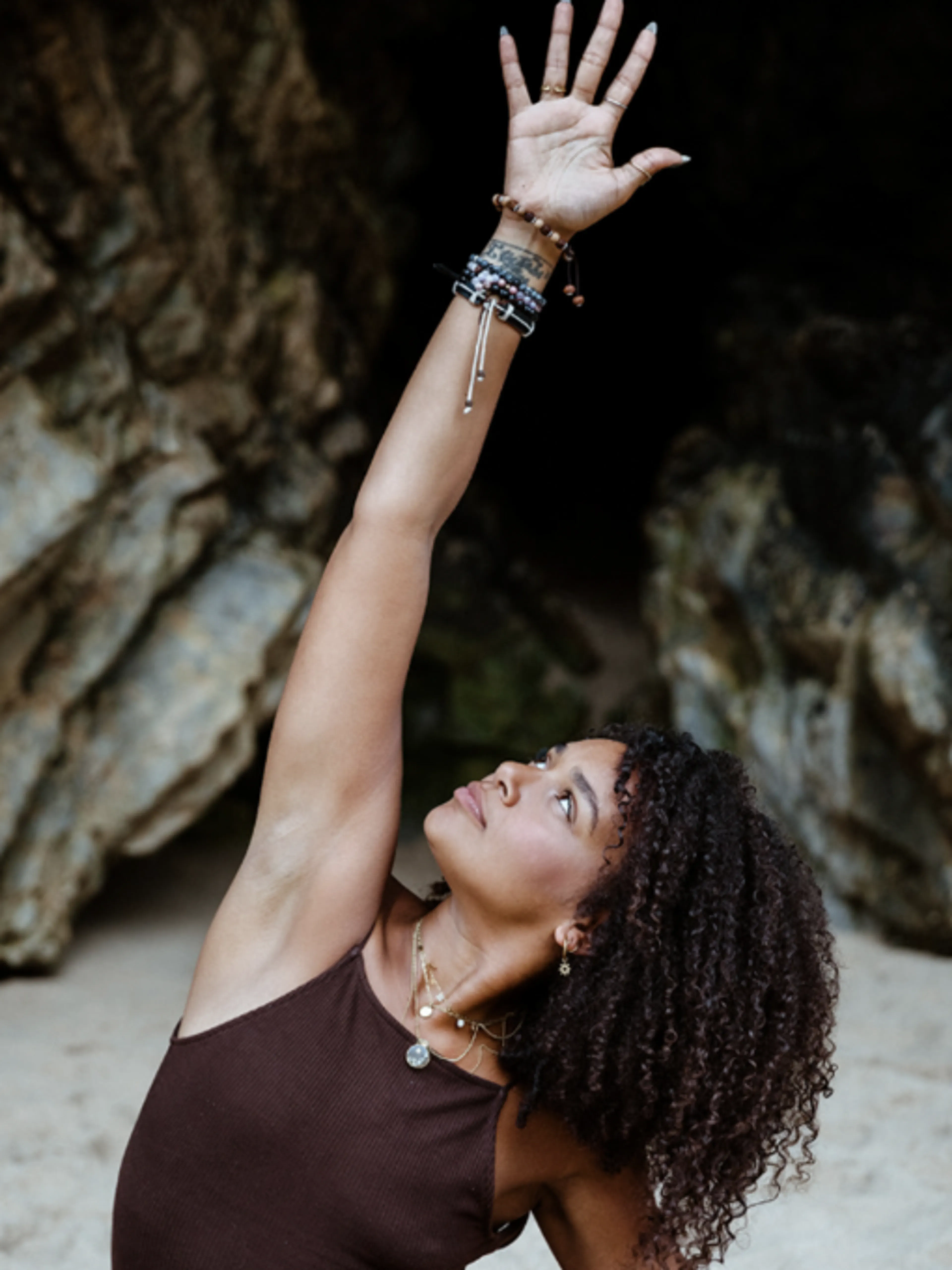 Professeure de yoga passionnée depuis 2016. J'offre des cours sur mesure alliant créativité et gestion du stress, adaptés à chaque âge et niveau.