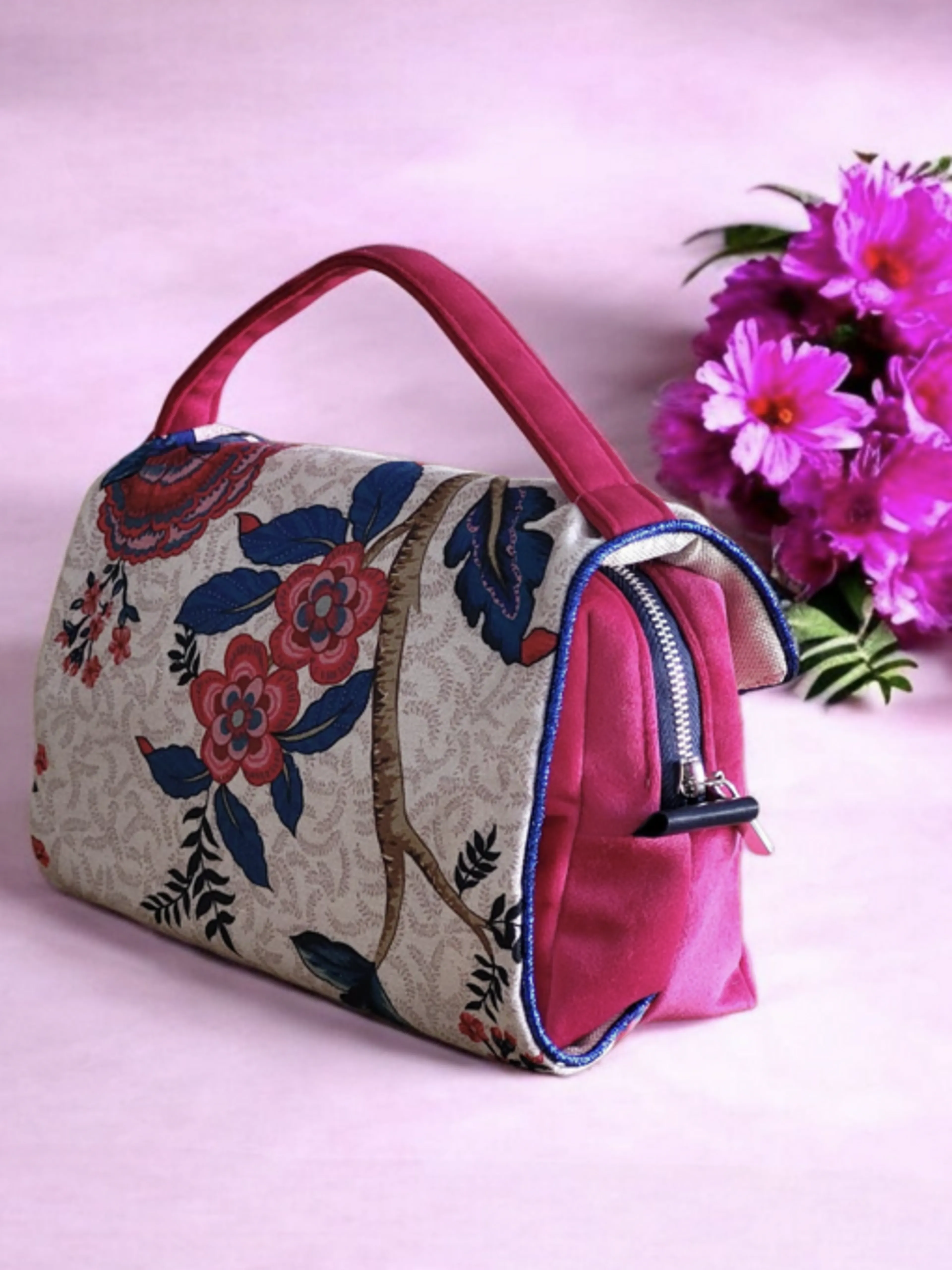 Image de présentation pour l'offre Masterclass Couture – Cousez avec moi la trousse de toilette de mon 2e livre ! par Hélène