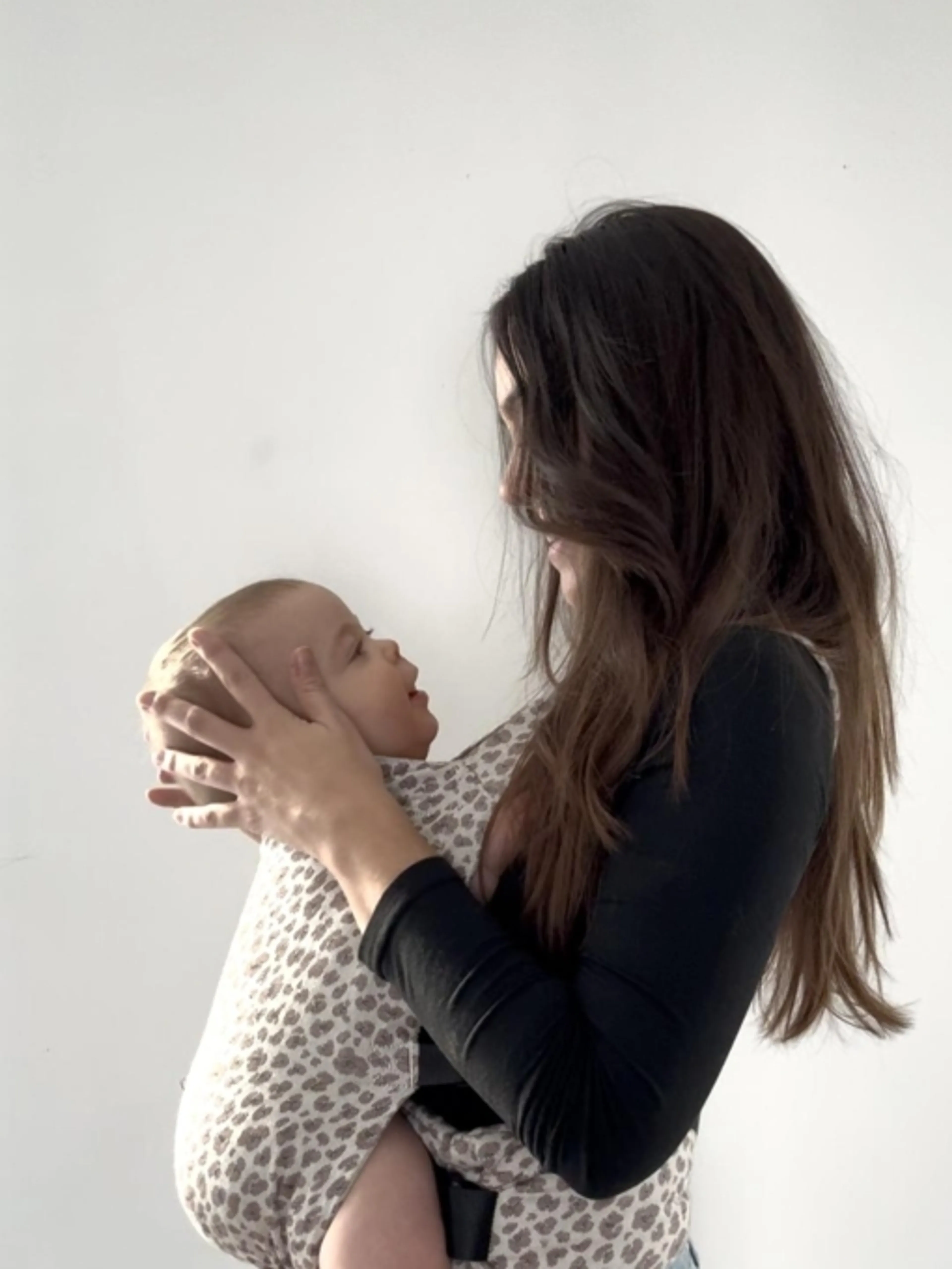 Image de présentation pour l'offre PILATES BEBE - Debout Porte-bébé par Stéphanie