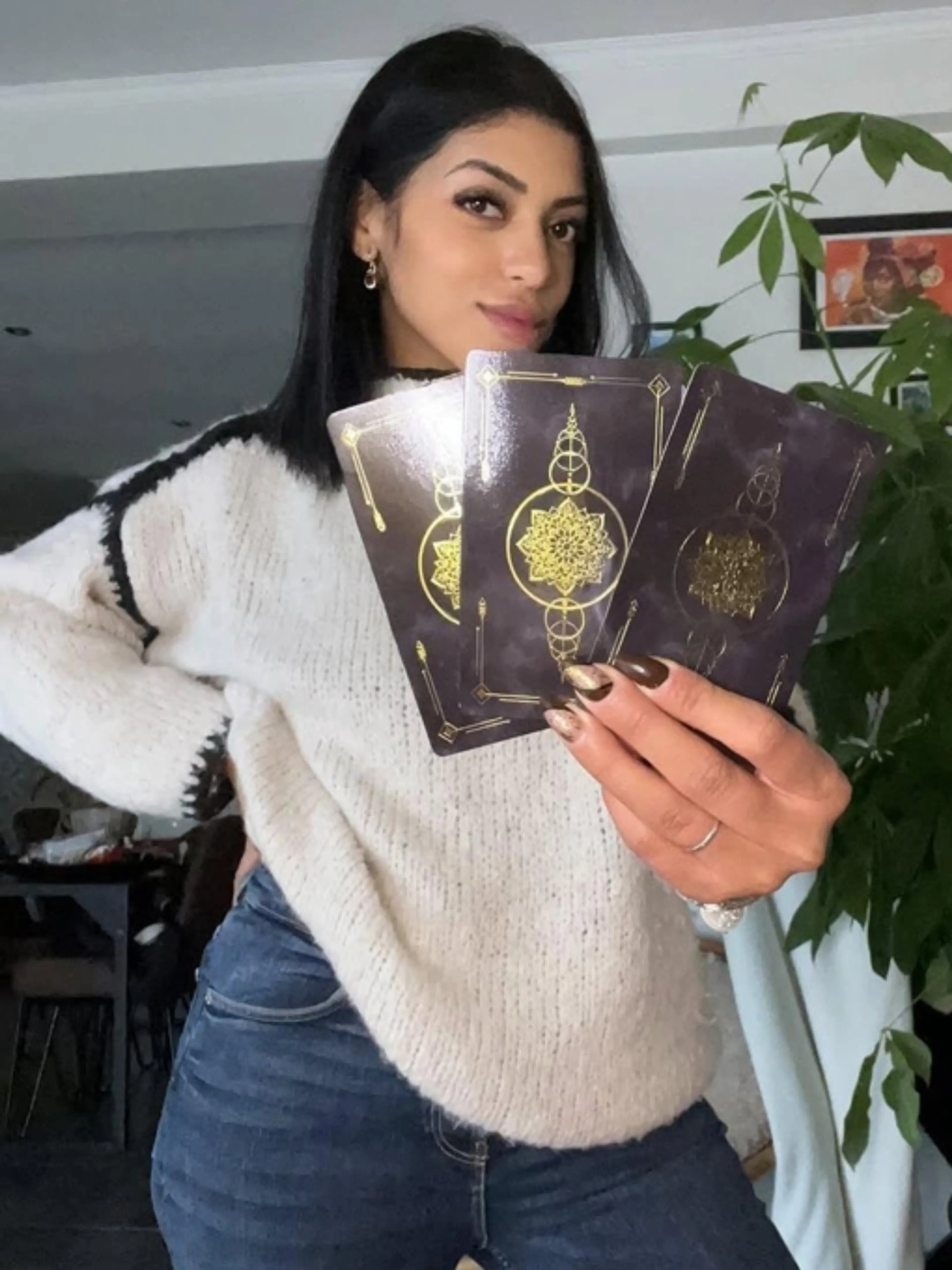 Image de présentation pour l'offre Je vous propose une médiumnité complète ou une médiumnité défunt avec l’aide de mon tarot ou boule de cristal par Francesca