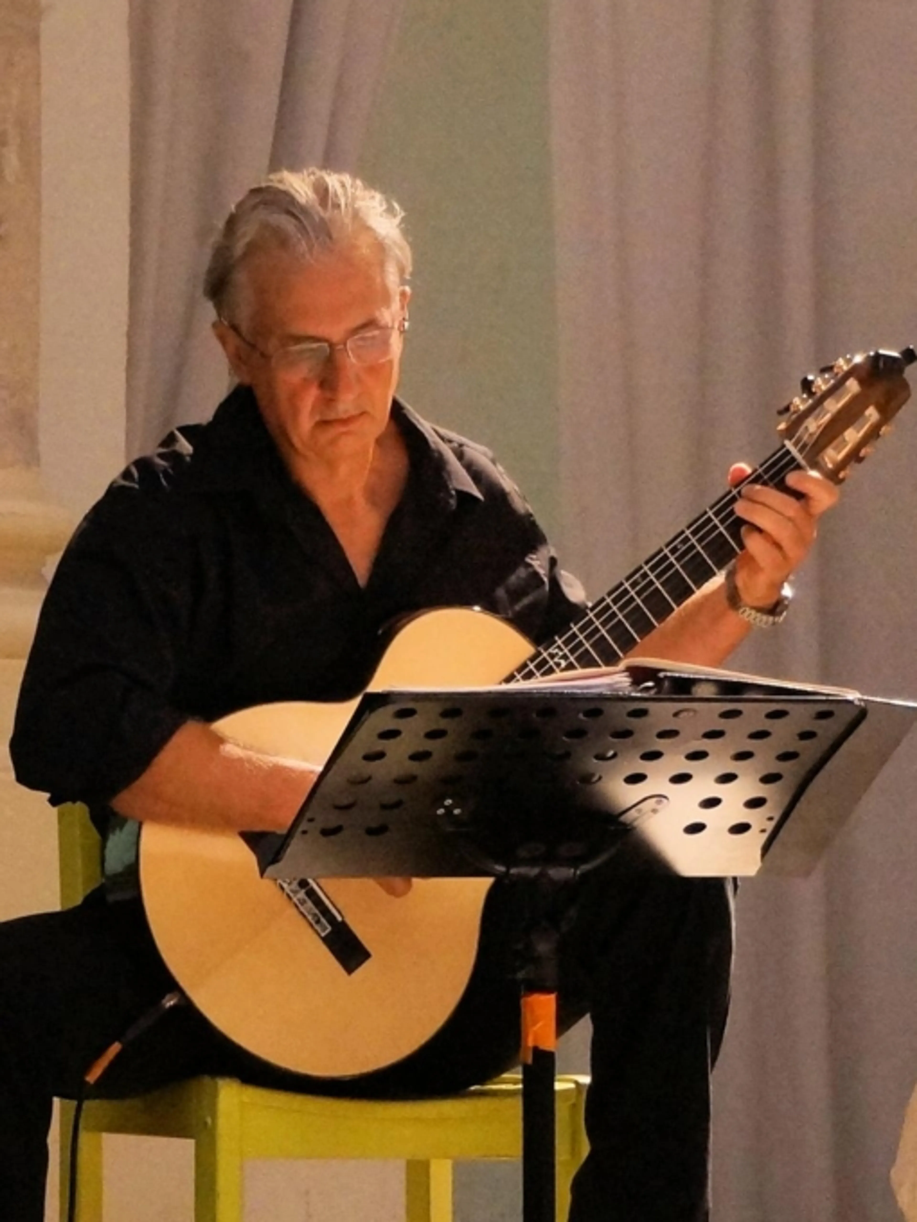 Image de présentation pour l'offre Explorez les harmonies de la guitare avec des cours progressifs et une théorie musicale vivante ! par Francis-Michel