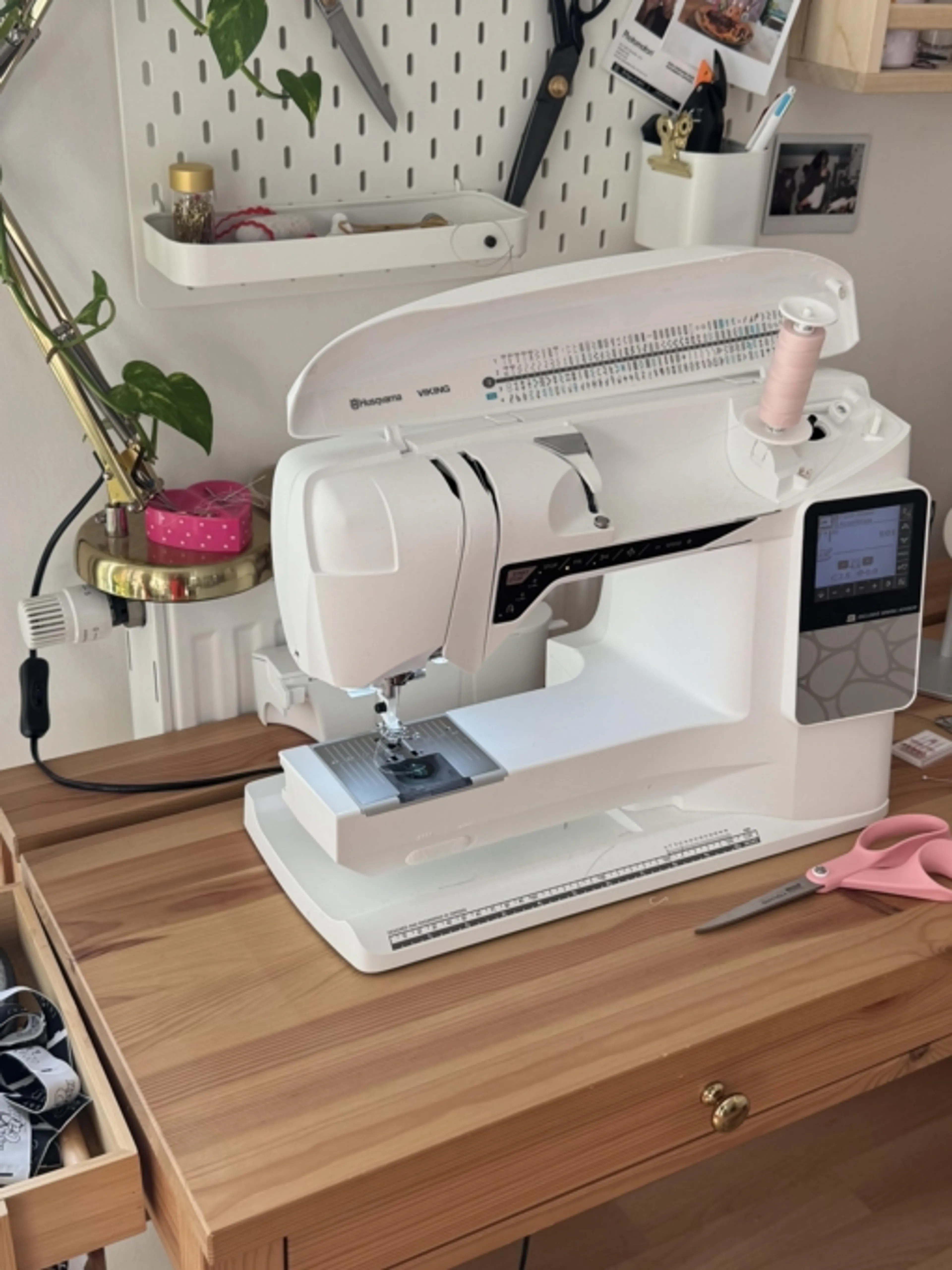 Image de présentation pour l'offre COMMENCER LA COUTURE SEUL. Comment apprendre la couture de A à Z en autodidacte ? par Camille