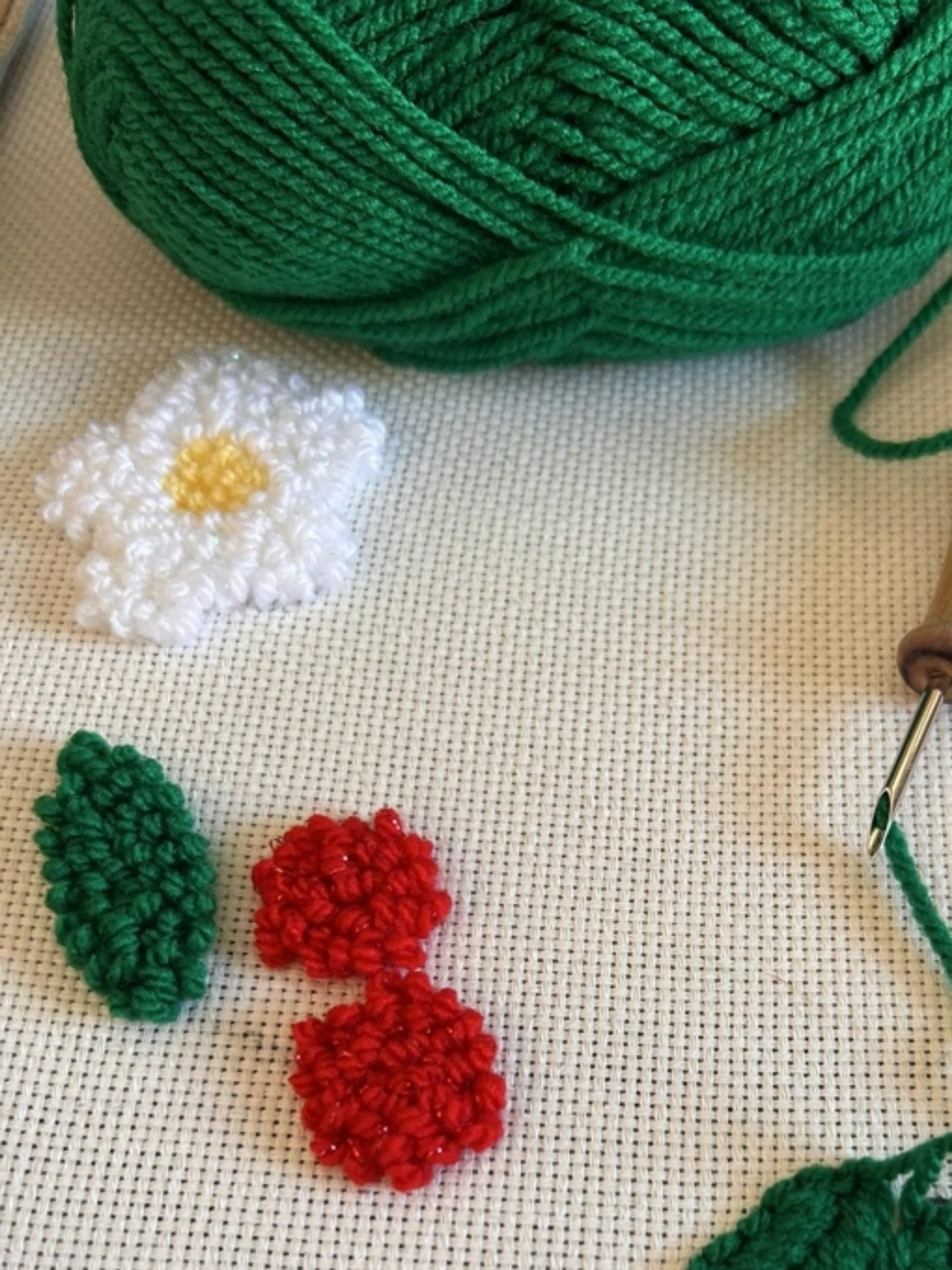 Image de présentation pour l'offre Réaliser un miroir 🪞 + 14 leçons pour apprendre pour apprendre le punch needle par LYLY