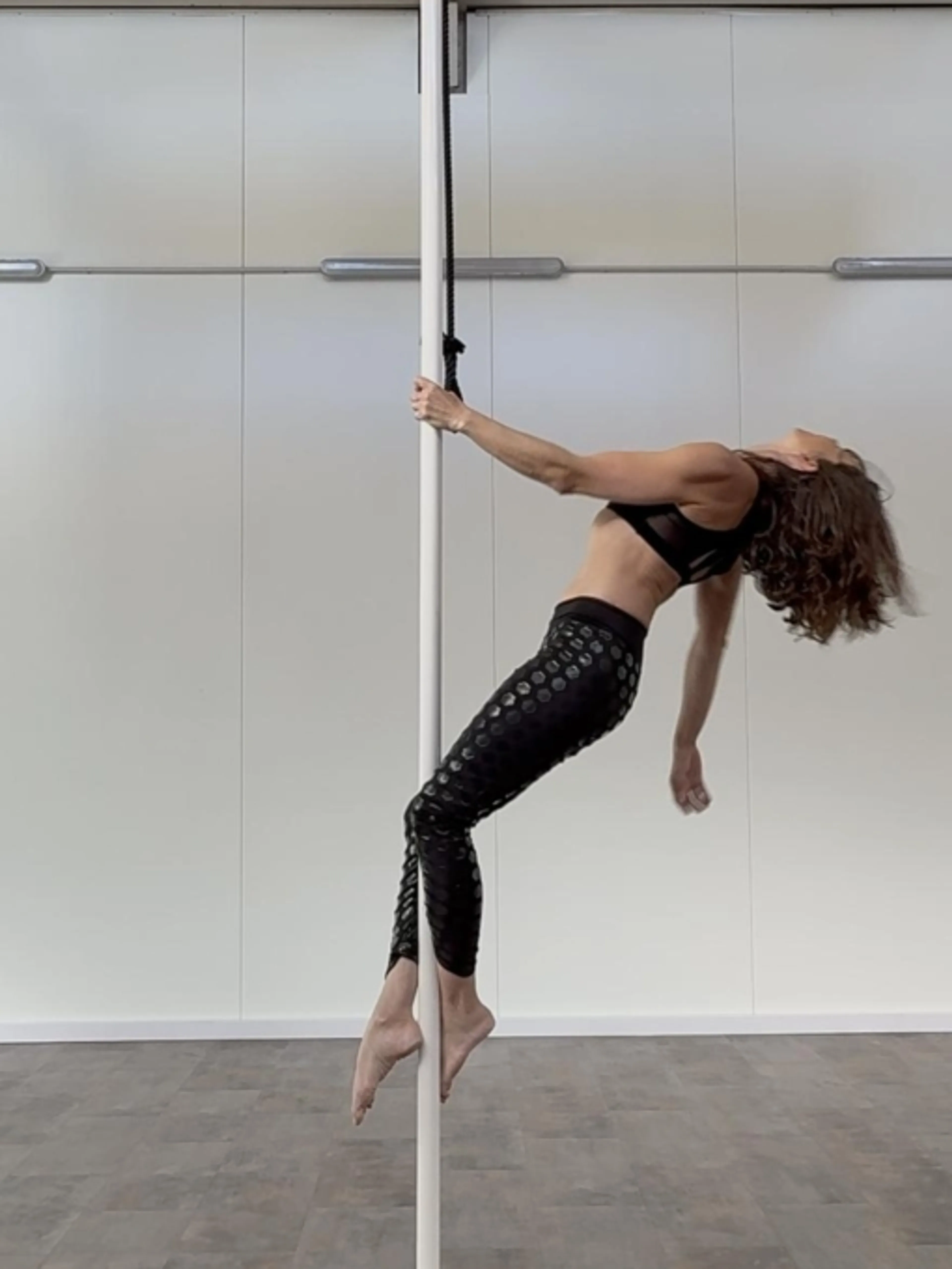 Image de présentation pour l'offre Masterclass Pole Dance Mensuelle Spéciale Débutantes – Progresse sans te décourager ! par Ninie