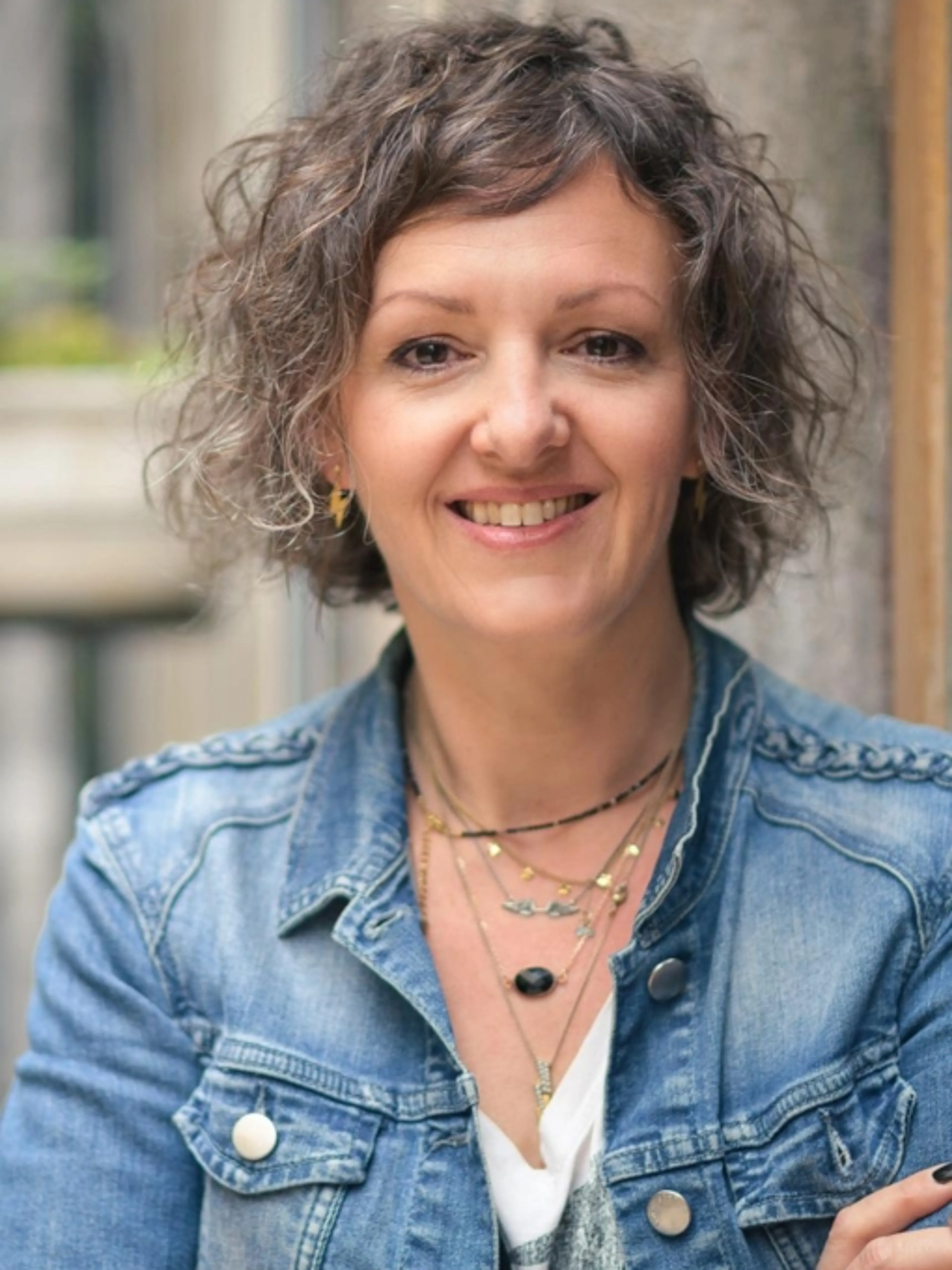 Ma mission de coach et de cœur est de vous accompagner avec conscience et bienveillance vers l'atteinte de vos objectifs et vers vos solutions.