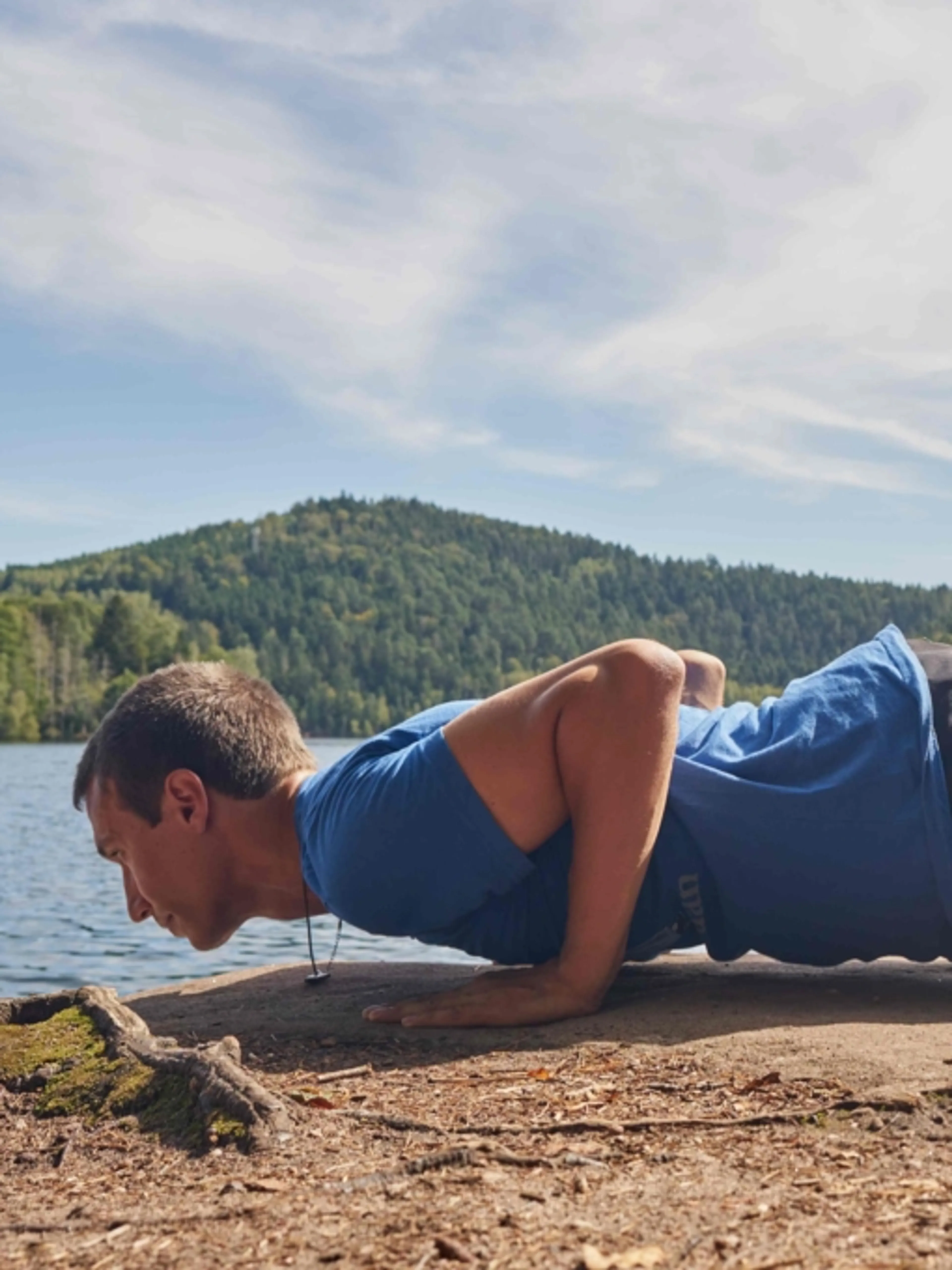 Image de présentation pour l'offre Séance de Yoga Vinyasa - Salutation au Soleil A + B par Quentin