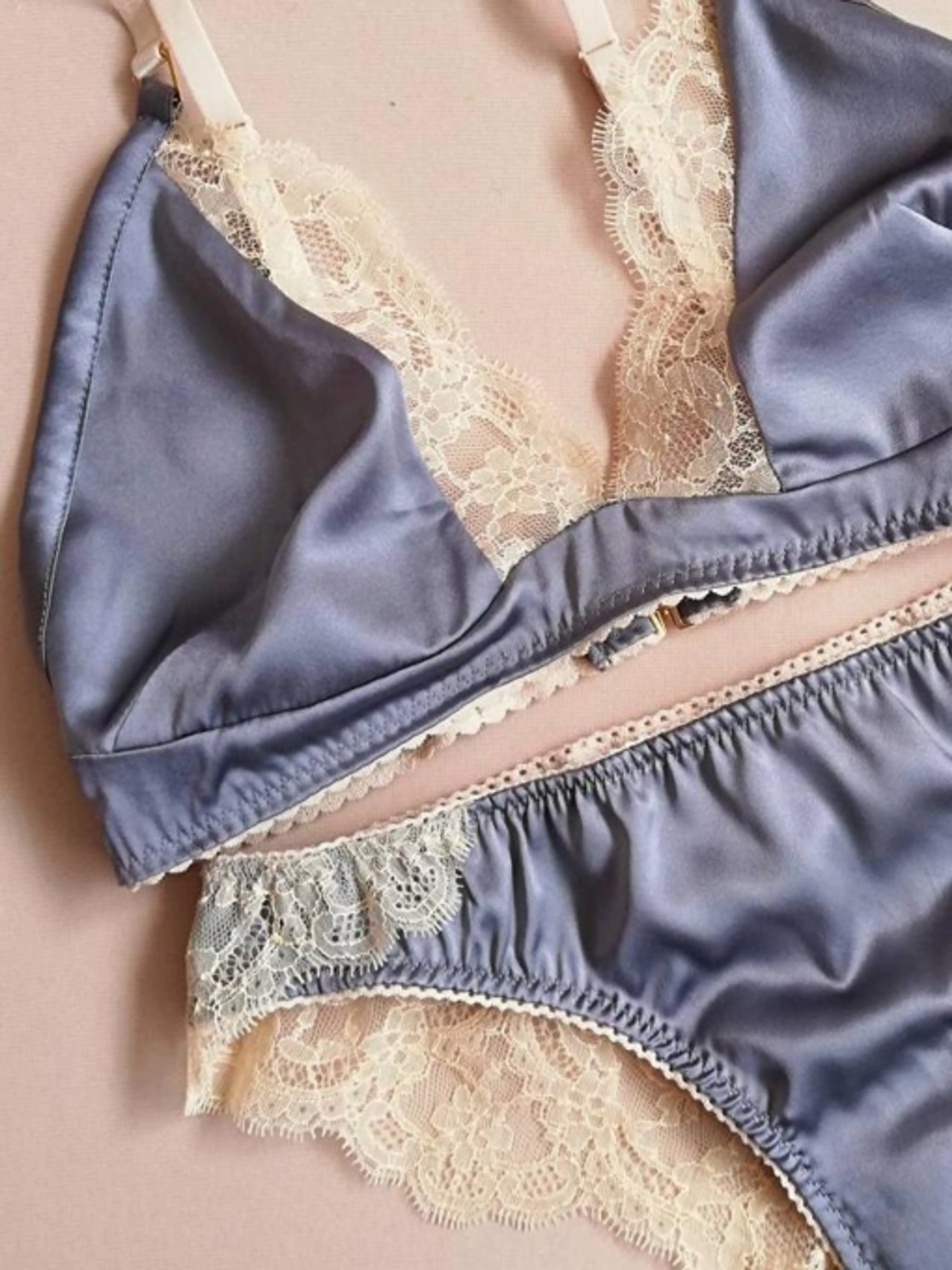 Image de présentation pour l'offre Maîtrisez l'art de la lingerie DIY : Cours personnalisés pour créer votre propre lingerie avec expertise par Anna