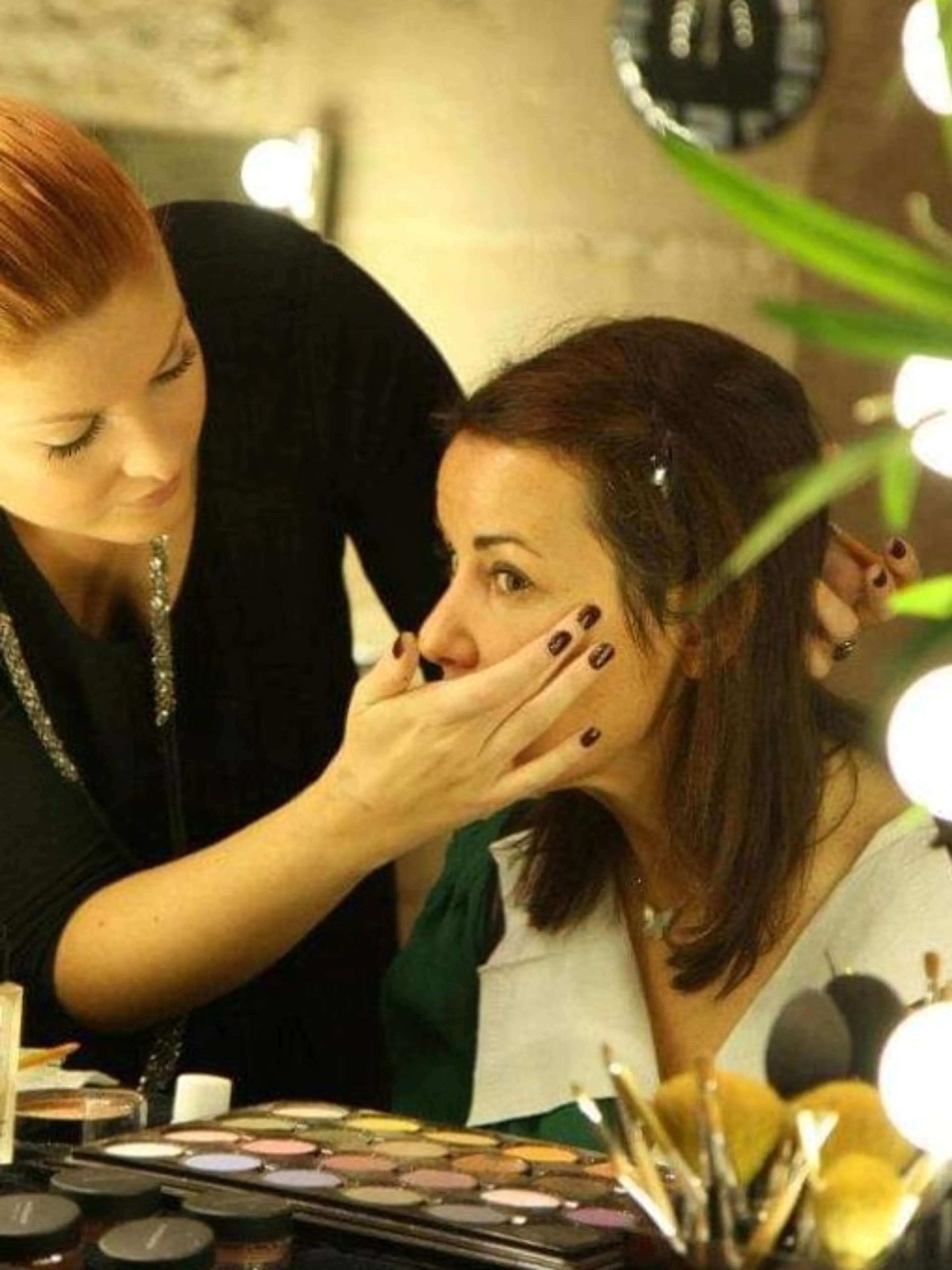 Révélez votre éclat personnel : cours de coiffure et maquillage personnalisés!