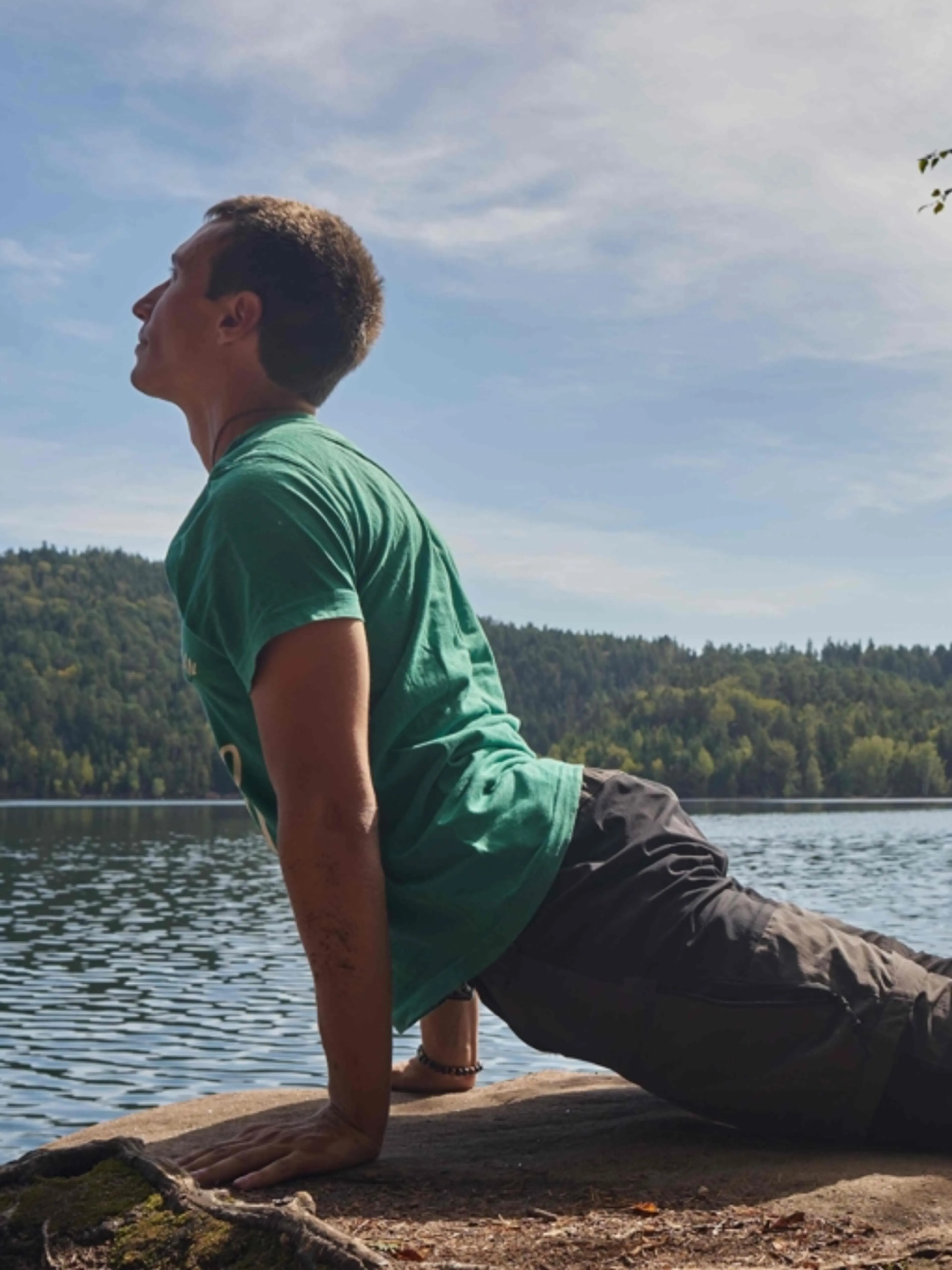 Image de présentation pour l'offre Séance de Yoga Vinyasa - Salutation au Soleil A + B par Quentin