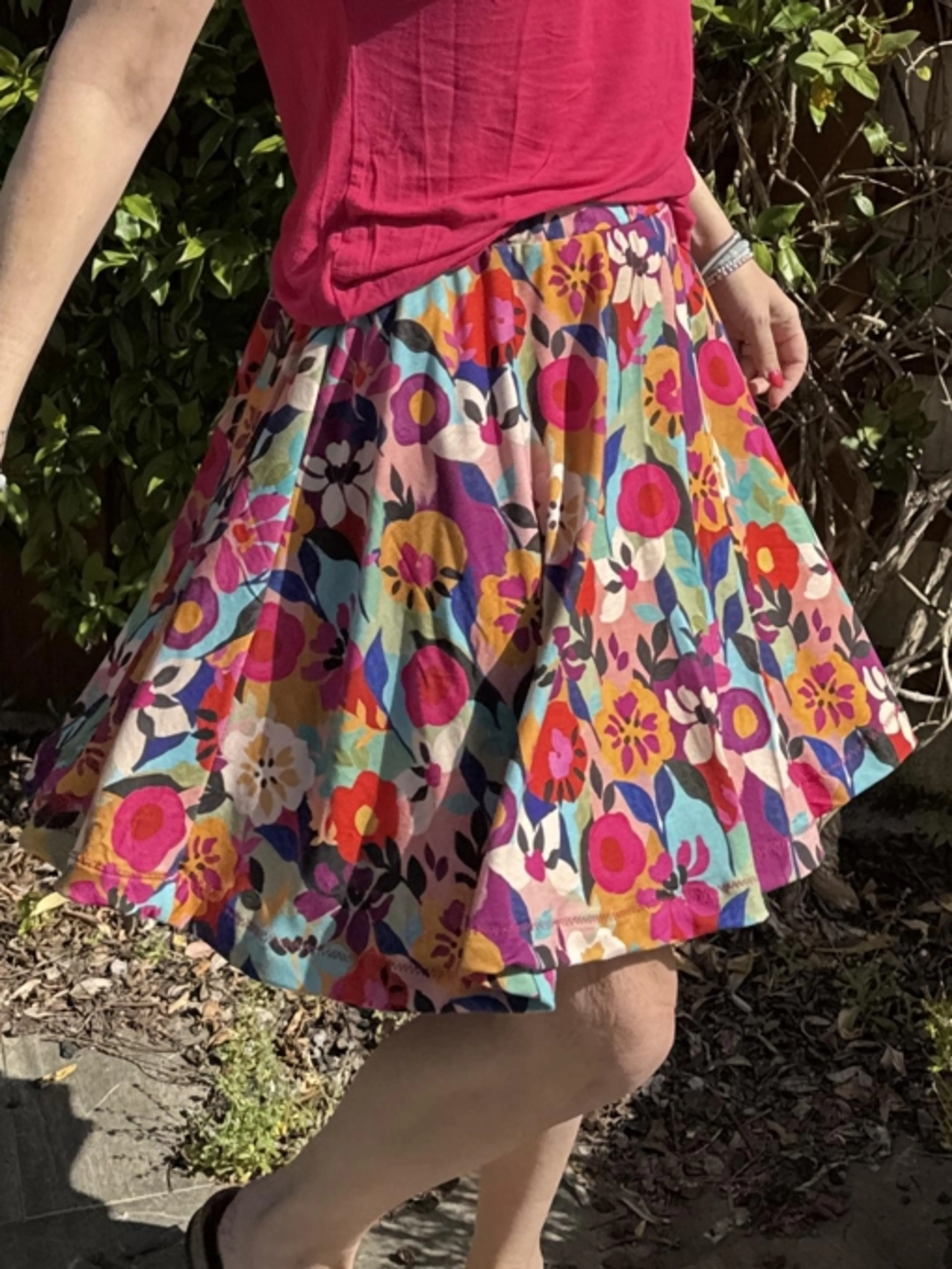 Image de présentation pour l'offre Coudre une Jupe en Jersey sans surjeteuse - Patron Offert Jupe Kaylee - Du 34 au 48. par Viny DIY