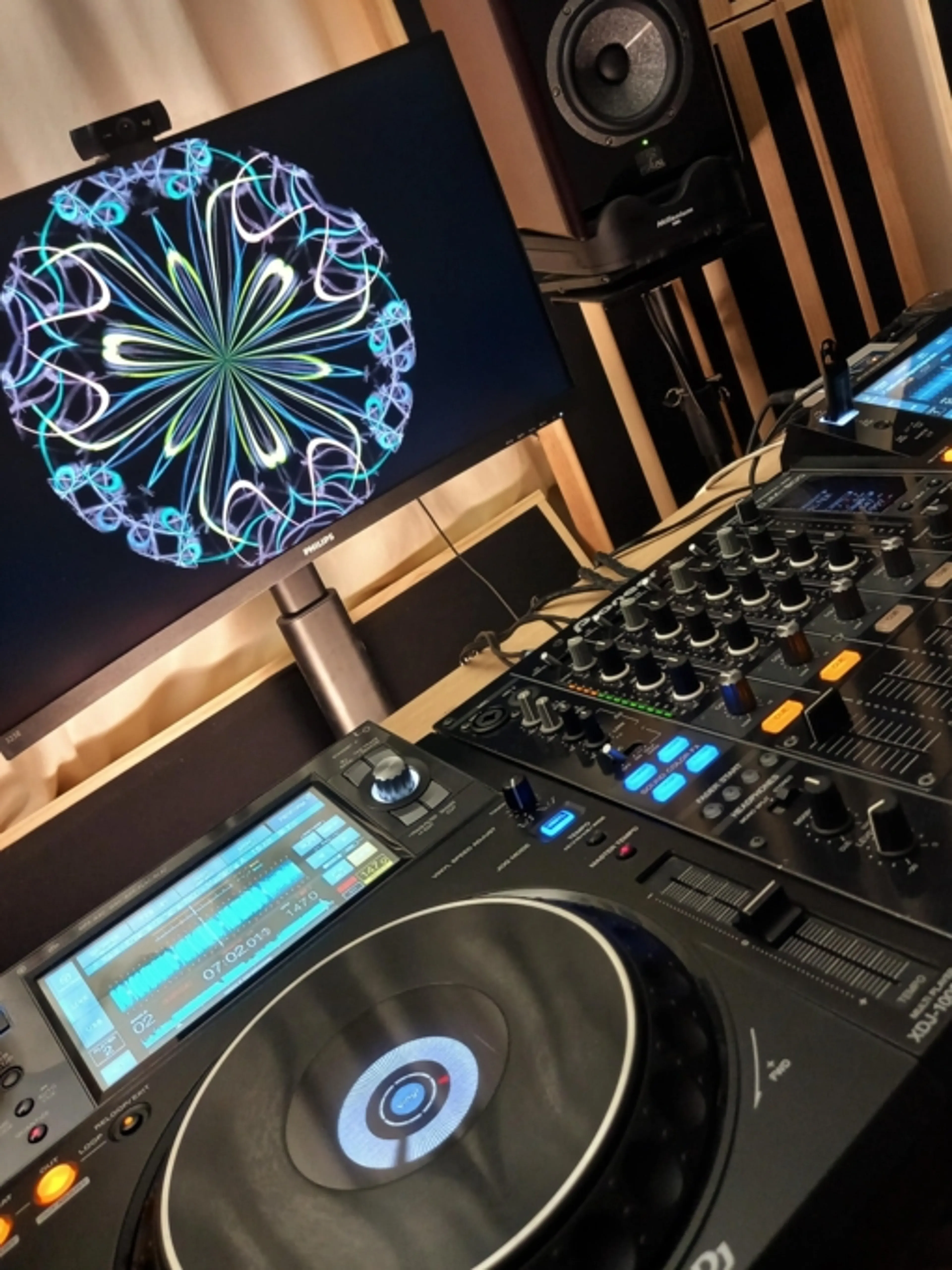 Image de présentation pour l'offre Initiation / perfectionnement au mix avec DJ passionné par Alexandre