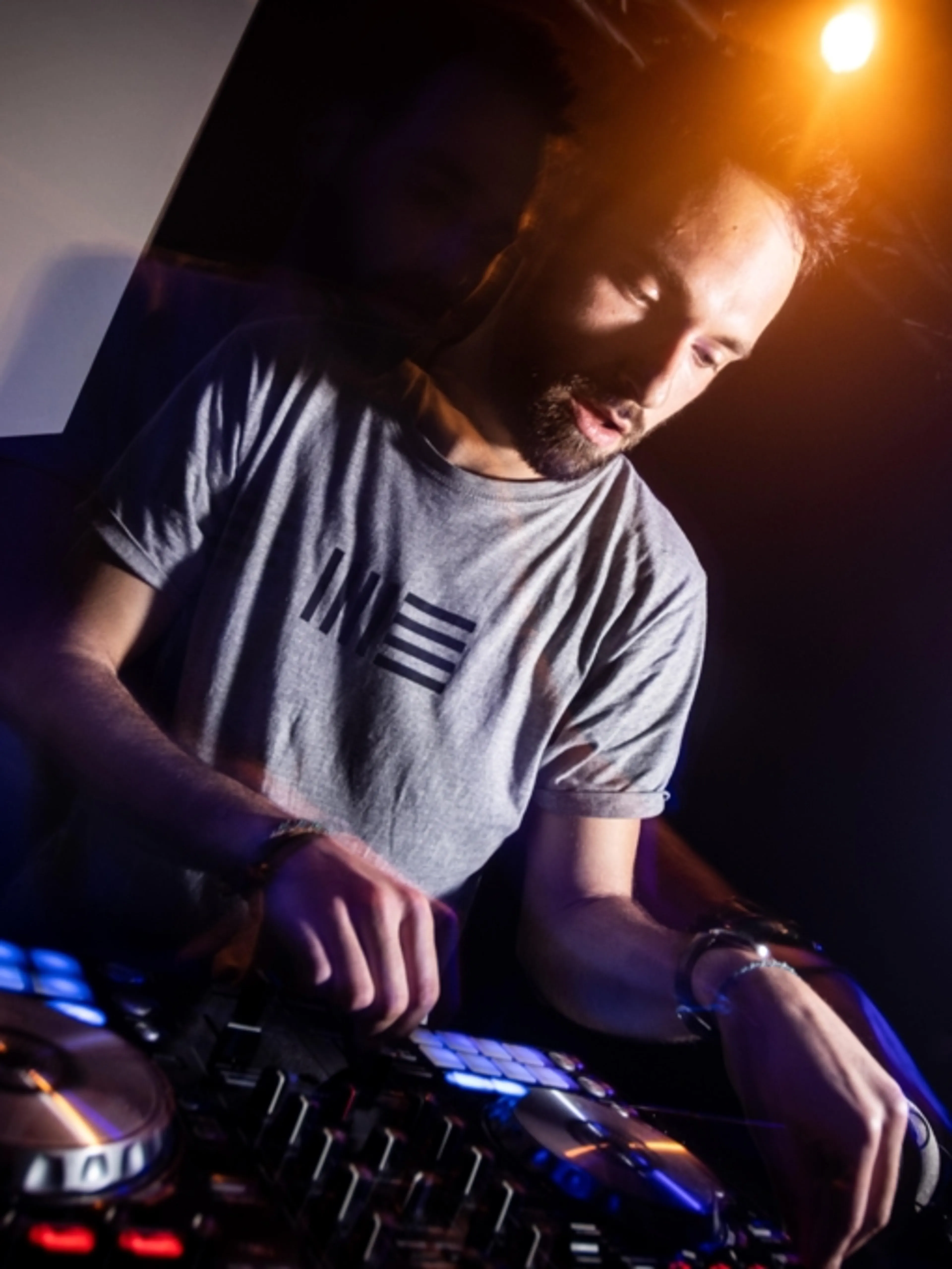 Image de présentation pour l'offre Initiation / perfectionnement au mix avec DJ passionné par Alexandre