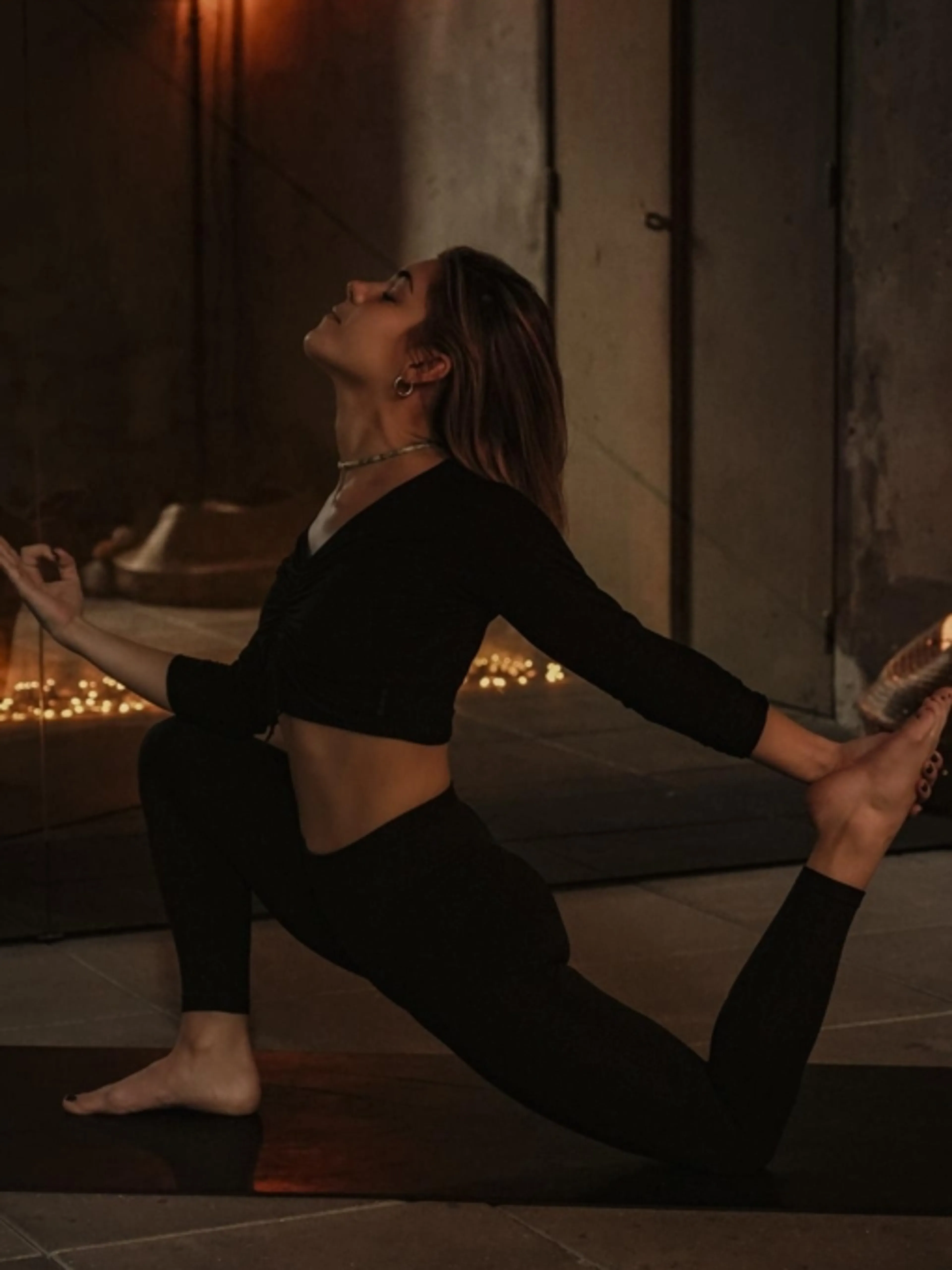 Image de présentation pour l'offre Vinyasa Flow 🦋 · cours de yoga dynamique et accessible à tous niveaux · mardi à 18h15 par Camille