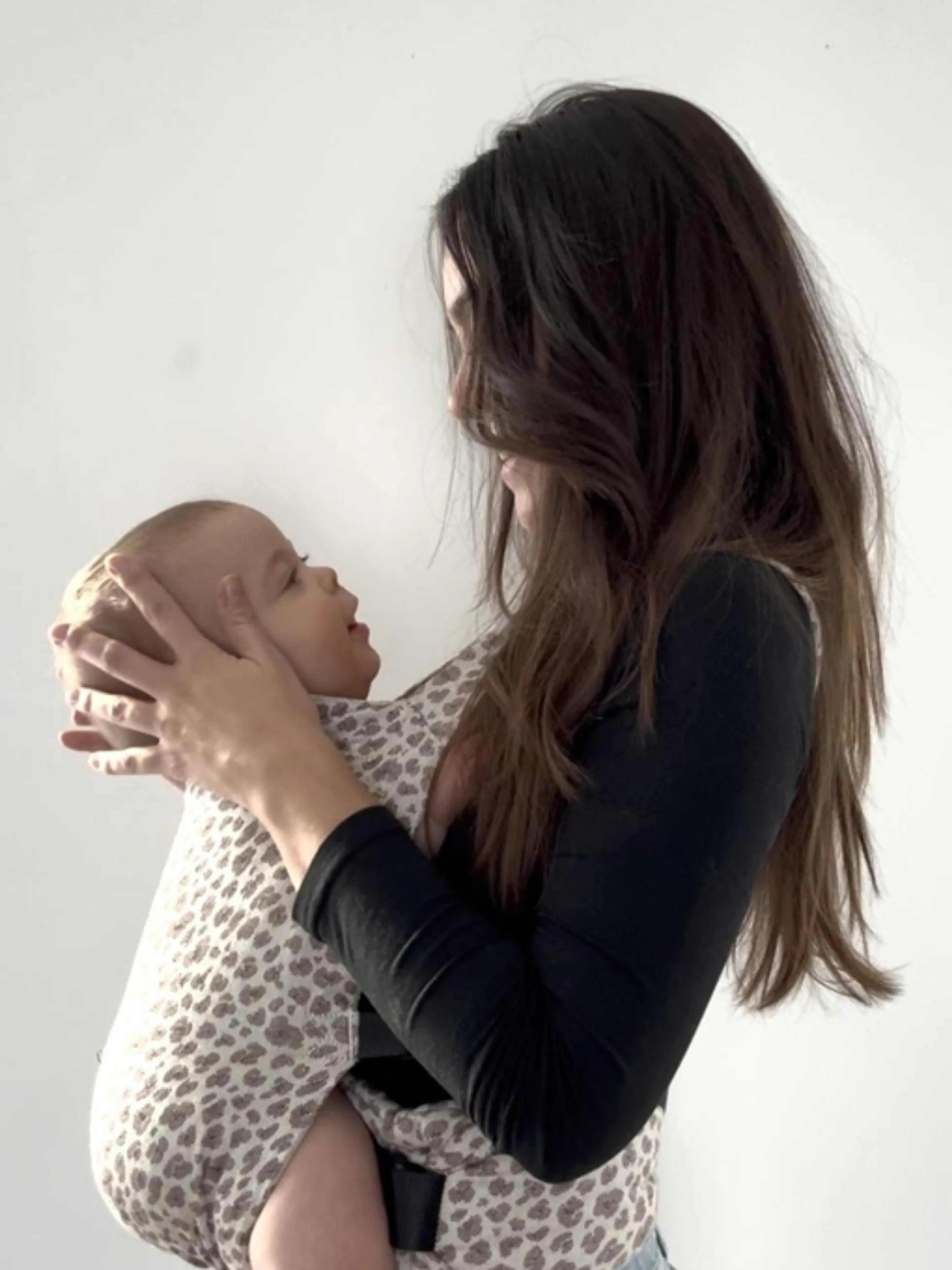 Image de présentation pour l'offre PILATES BEBE - Debout avec porte-bébé par Stéphanie