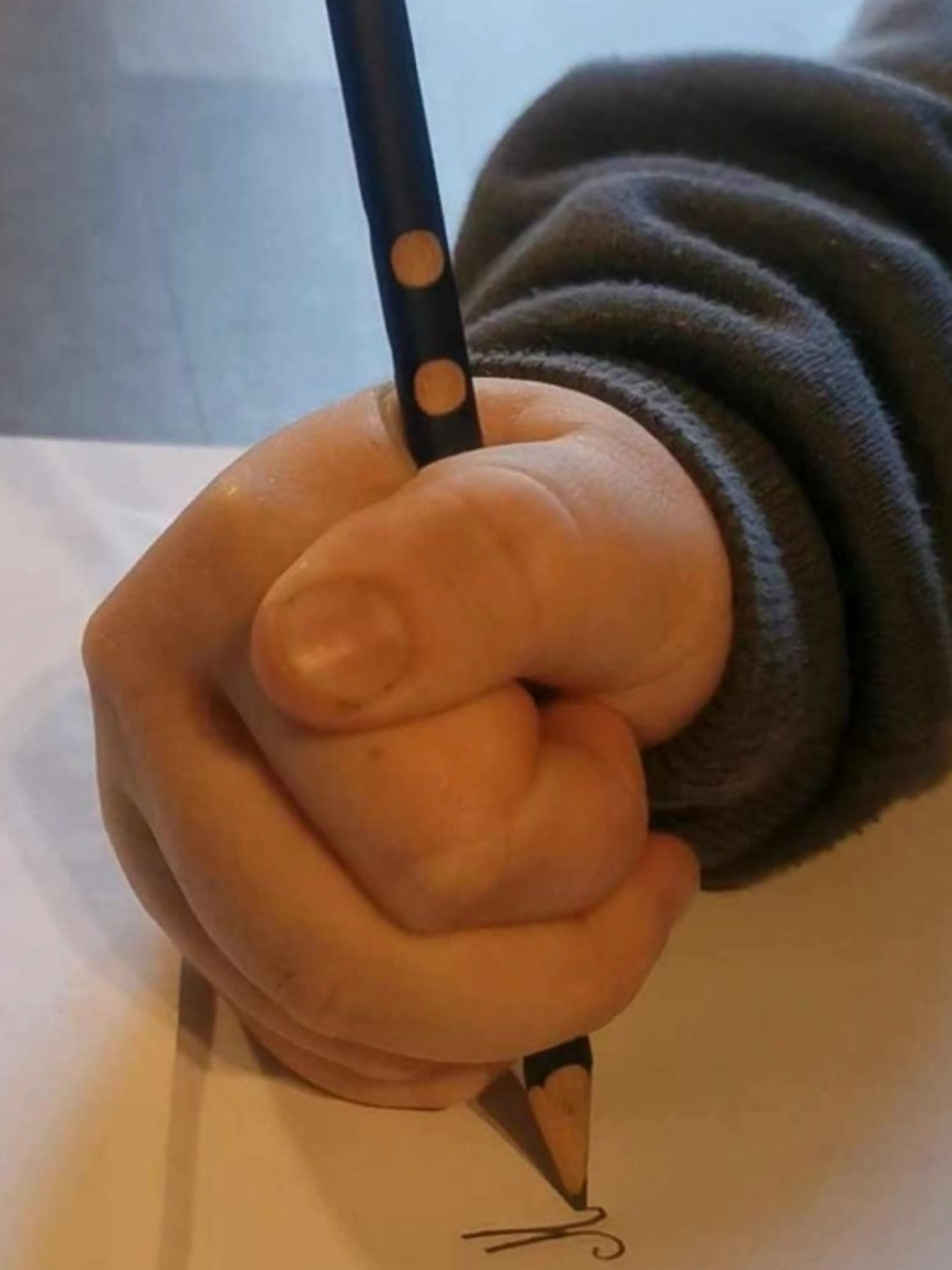 Séance de graphopédagogie pour résoudre les soucis d'écriture: lisibilité, lenteur, douleur, tenue de crayon.
Progrès visibles en quelques séances.