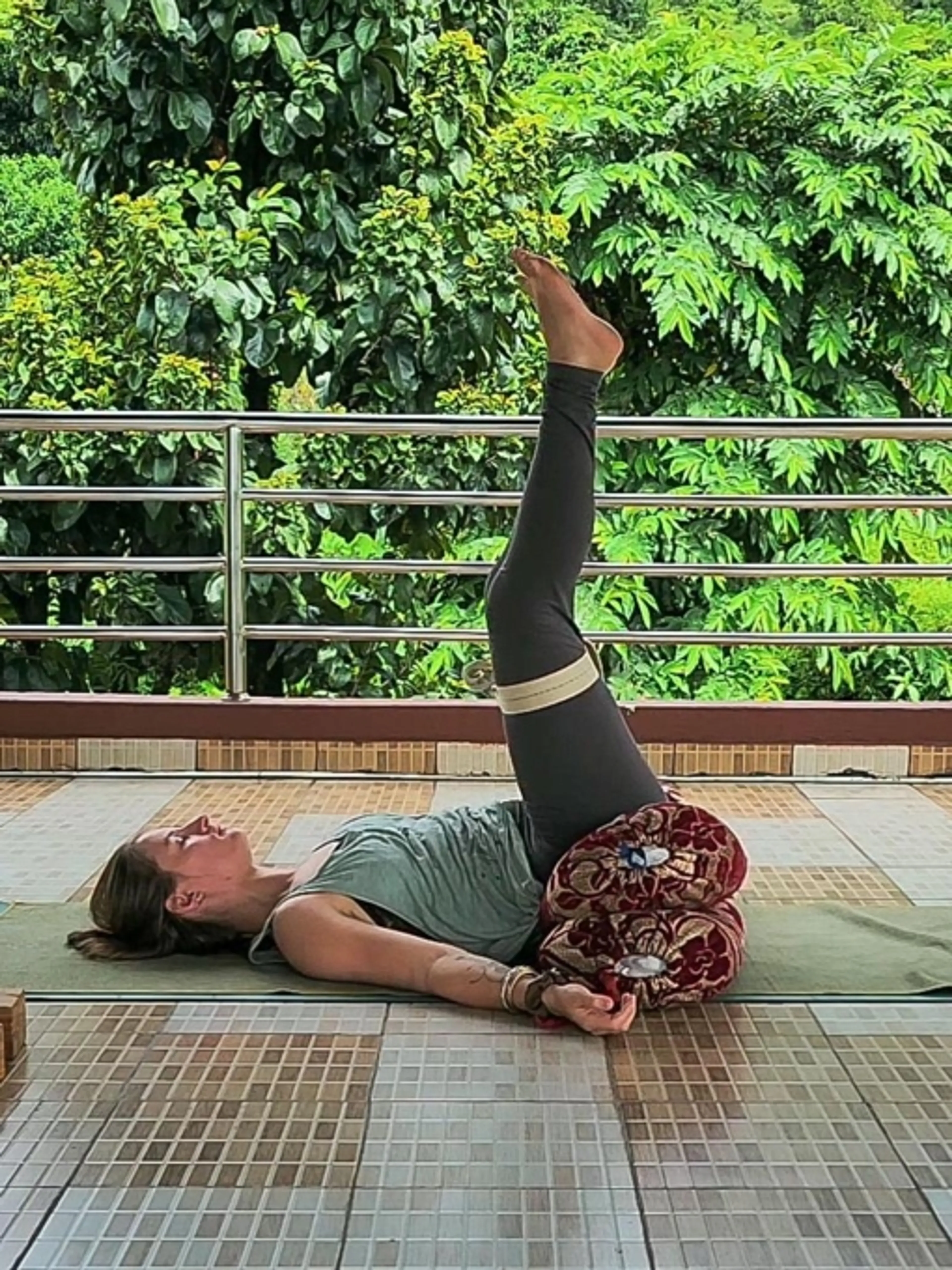 Image de présentation pour l'offre Cours de Yoga personnalisés à vos besoin (anti-stress, force, développement personnel, etc.) avec une professeure certifiée +500h par Laurie