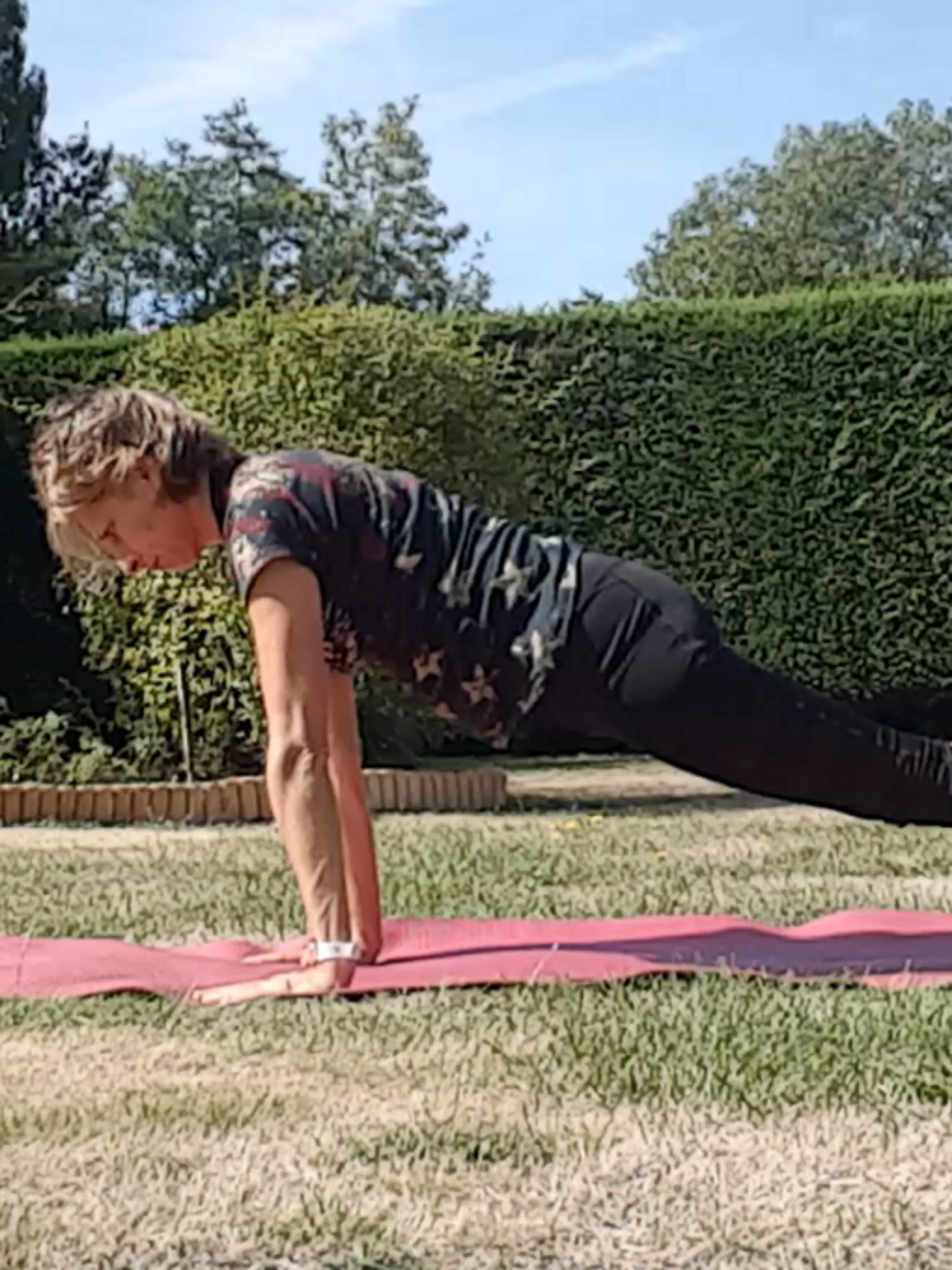 Cours collectif YOGA HORMONAL pour retrouver l'équilibre hormonal, énergie et sérénité avec coach certifié - tous niveaux