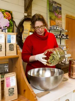 Wooskill | Développement professionnel | Coaching du créateur d'entreprise | pour l'offre Créer son entreprise en plantes médicinales : guide légal et économique | Valérie Image de présentation pour l'offre Créer son entreprise en plantes médicinales : guide légal et économique par Valérie