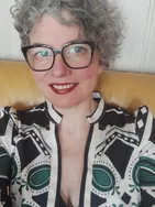 Hélène vous présente ses services sur la plateforme Wooskill.