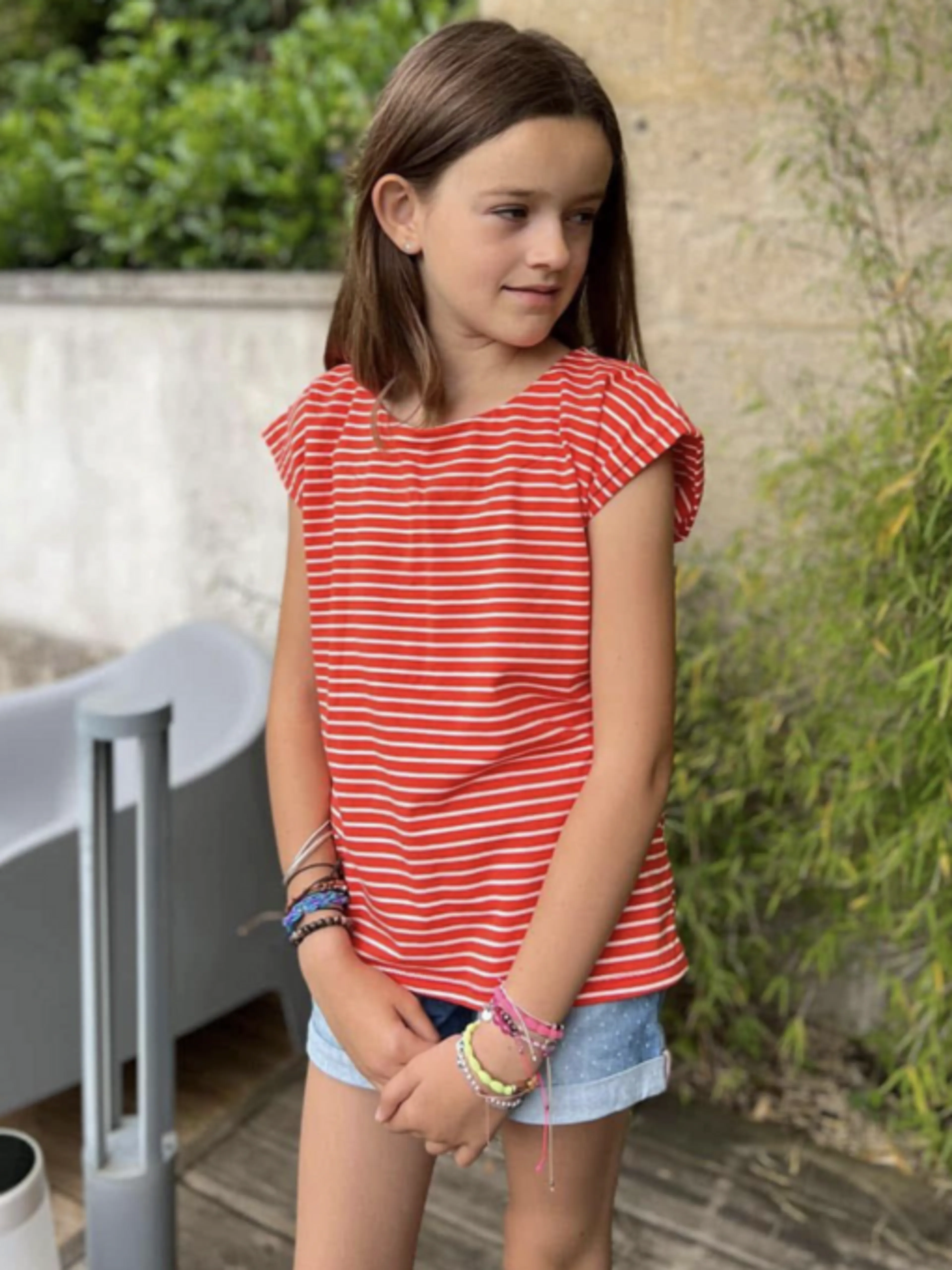 Image de présentation pour l'offre Coudre un t-shirt en jersey avec une machine classique pour filles et femmes 𧔠par Viny DIY