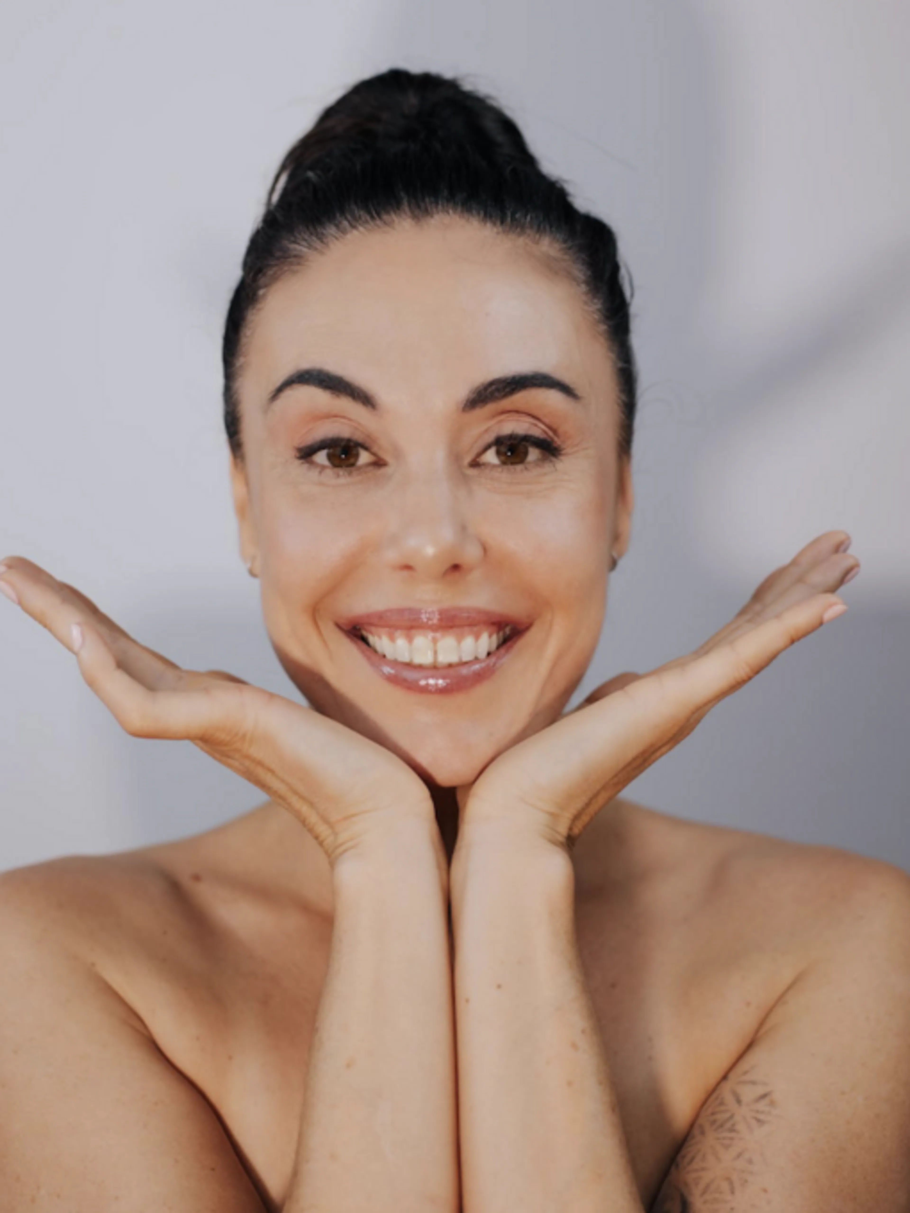 Image de présentation pour l'offre Atelier Yoga Hormonal & Yoga du Visage – Vitalité, Féminin & Éclat par Julie Forton