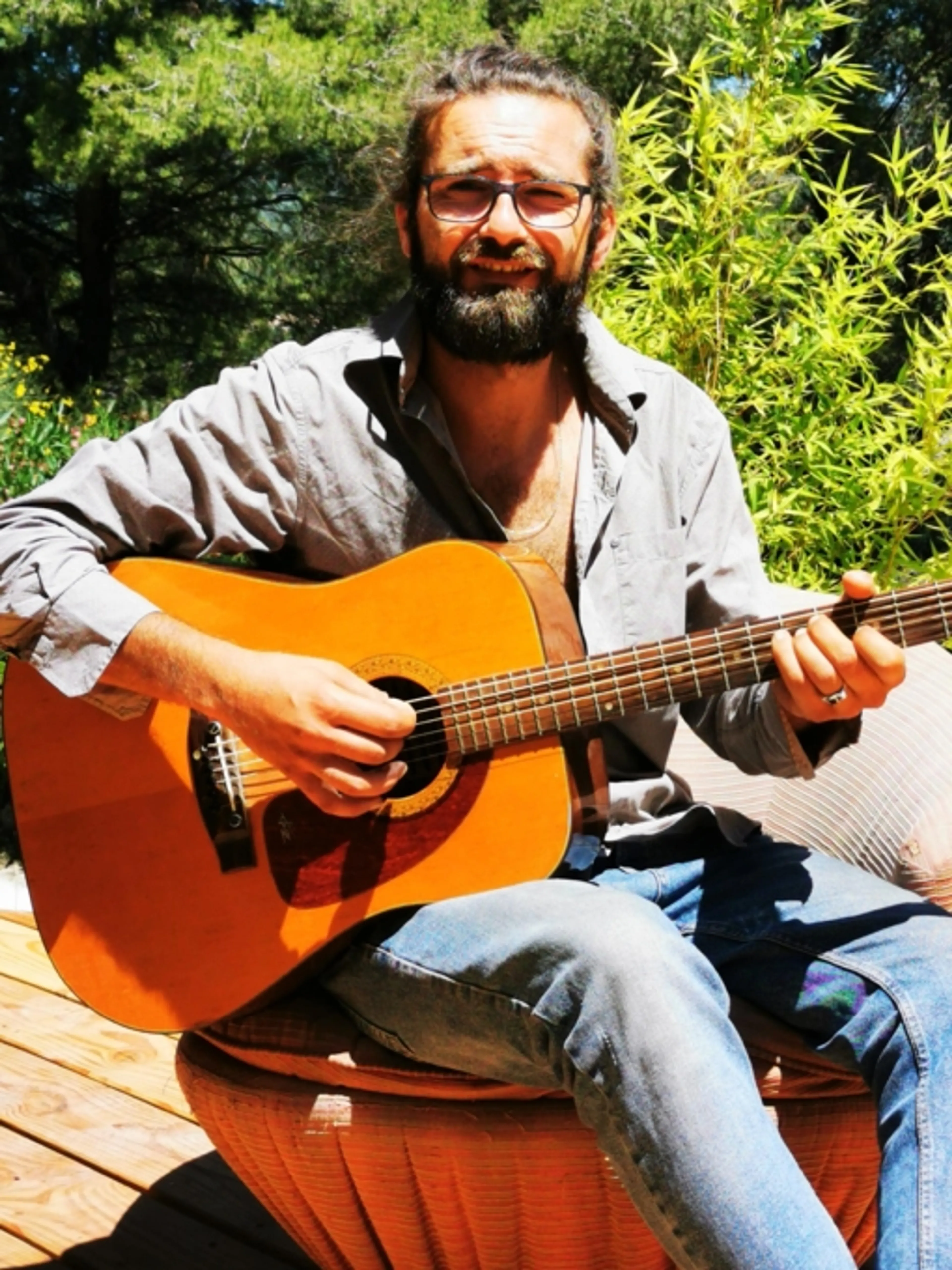 Maestro des cordes: Cours de guitare en ligne avec un prof passionné et expérimenté !