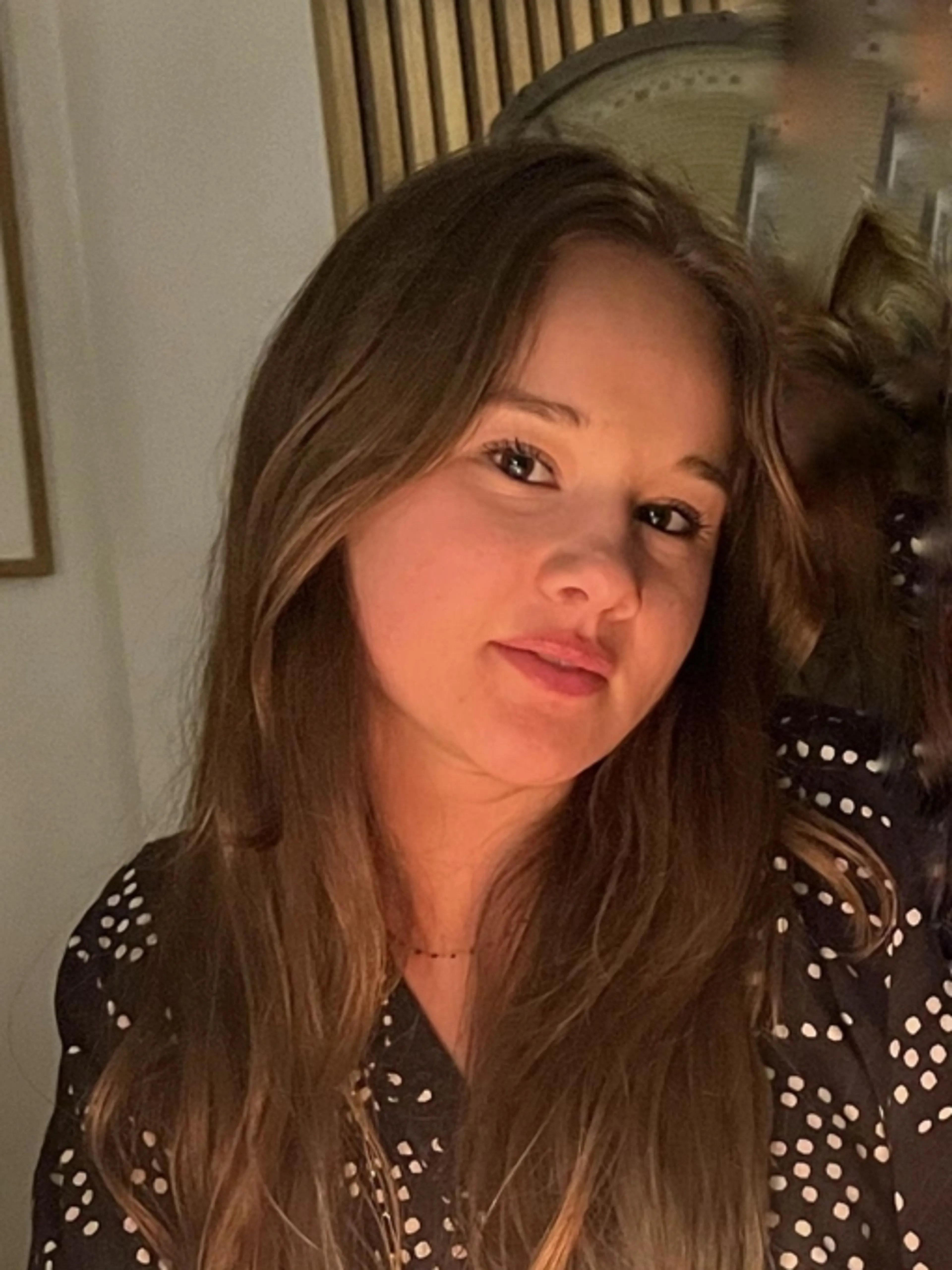 Alice, étudiante, donne des cours de soutien scolaire et aide aux devoirs.