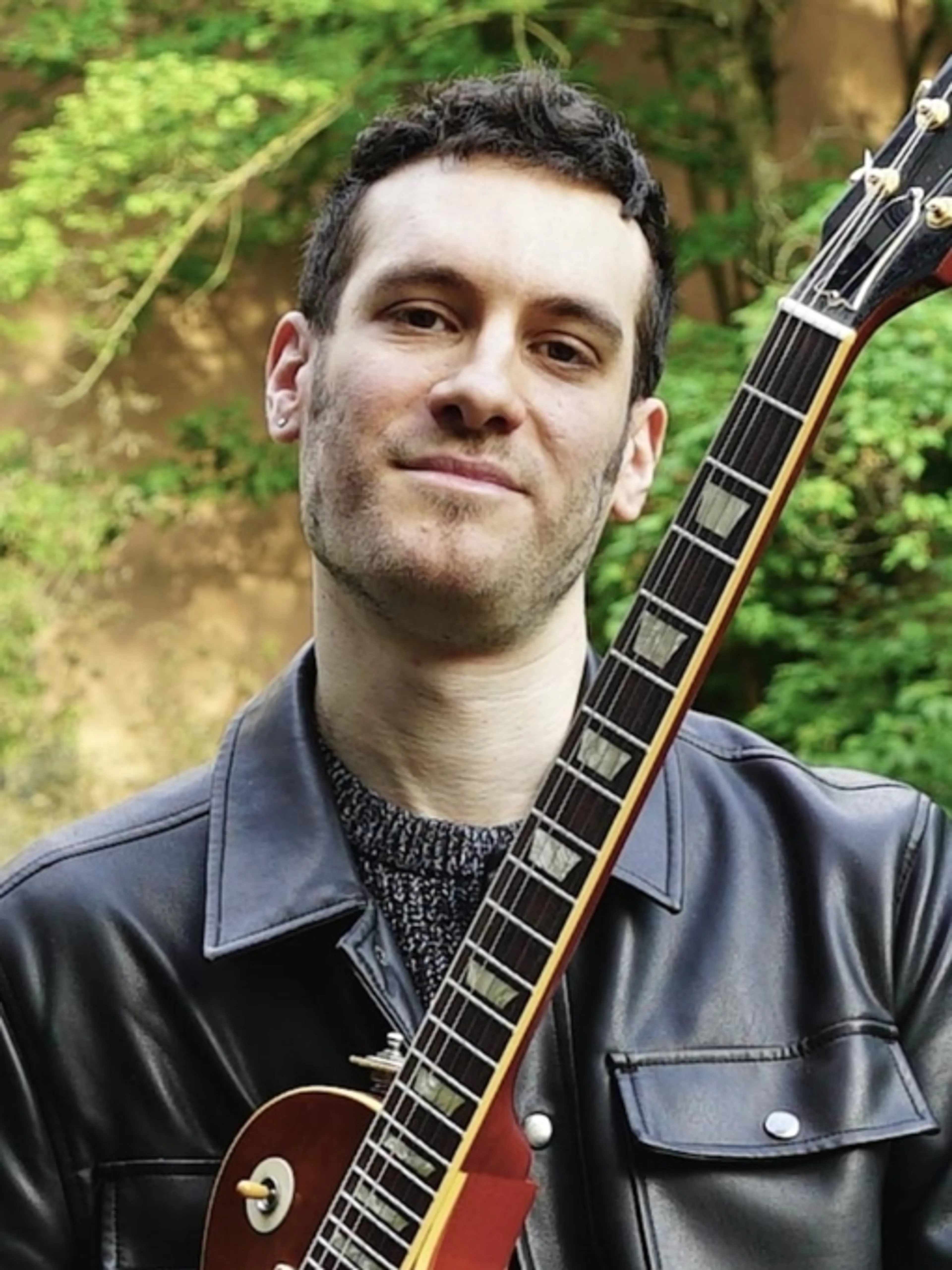 Image de présentation pour l'offre Guitariste professionnel 15 ans d'expériences, diplômé d'un Master en Musicologie, je donne des cours de guitare tous styles et pour tous niveaux ! par Diego