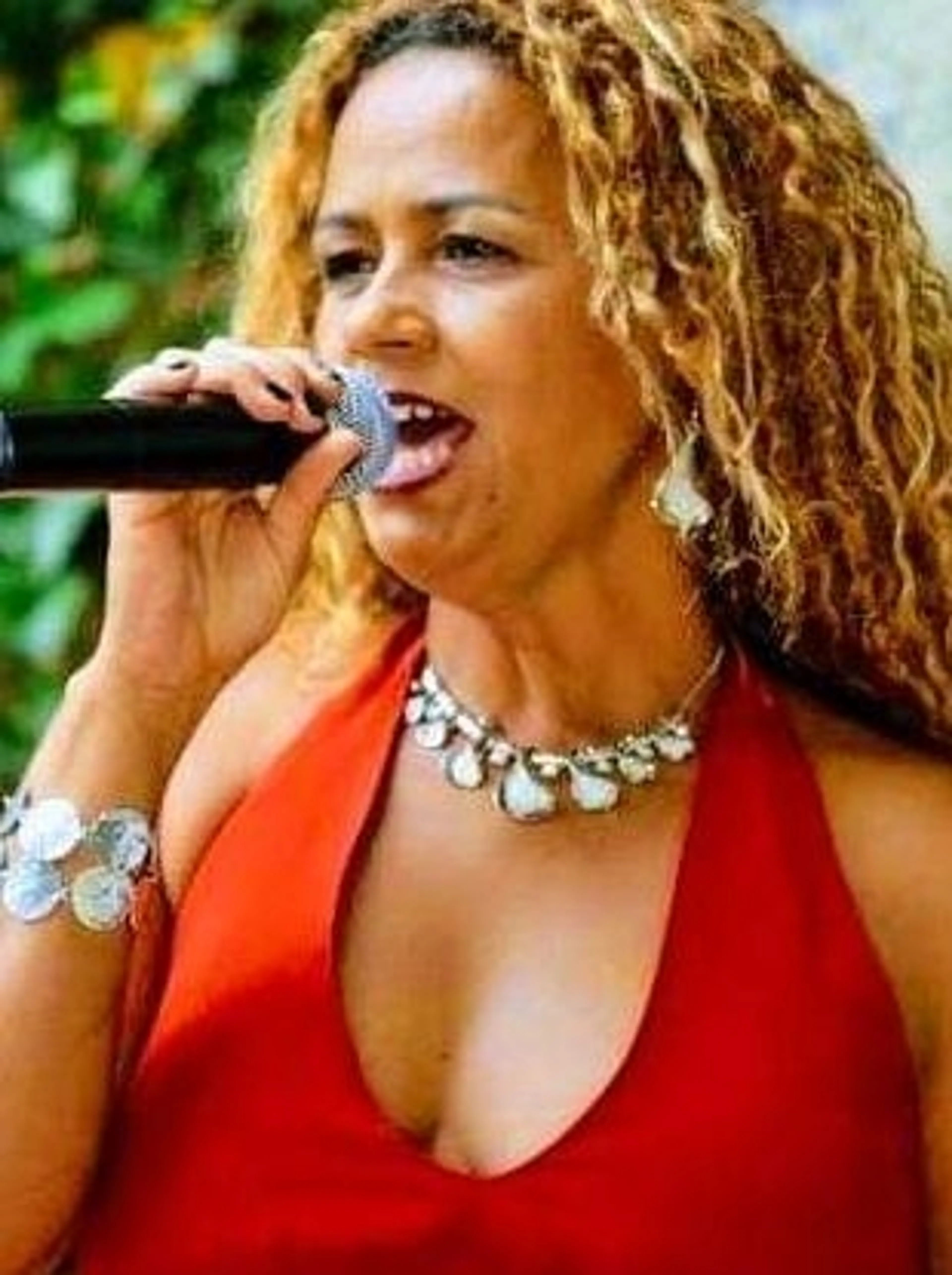 Image de présentation pour l'offre Explorez votre voix avec une experte : Cours de chant personnalisés et enregistrés ! par Sandra Godoy