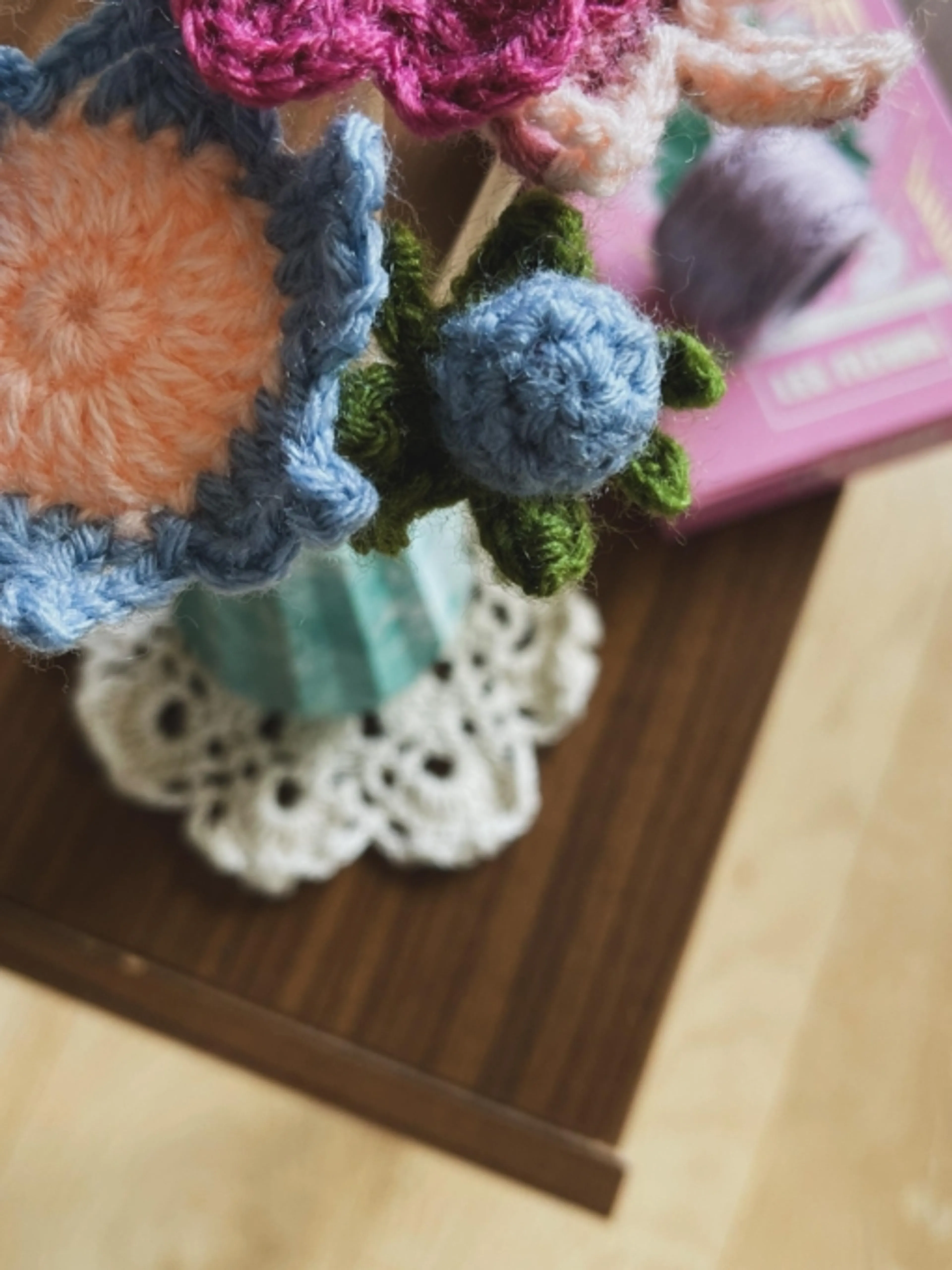 Image de présentation pour l'offre CROCHET - Apprendre à lire un diagramme en réalisant un bouquet de fleurs au crochet par Caro Tricote