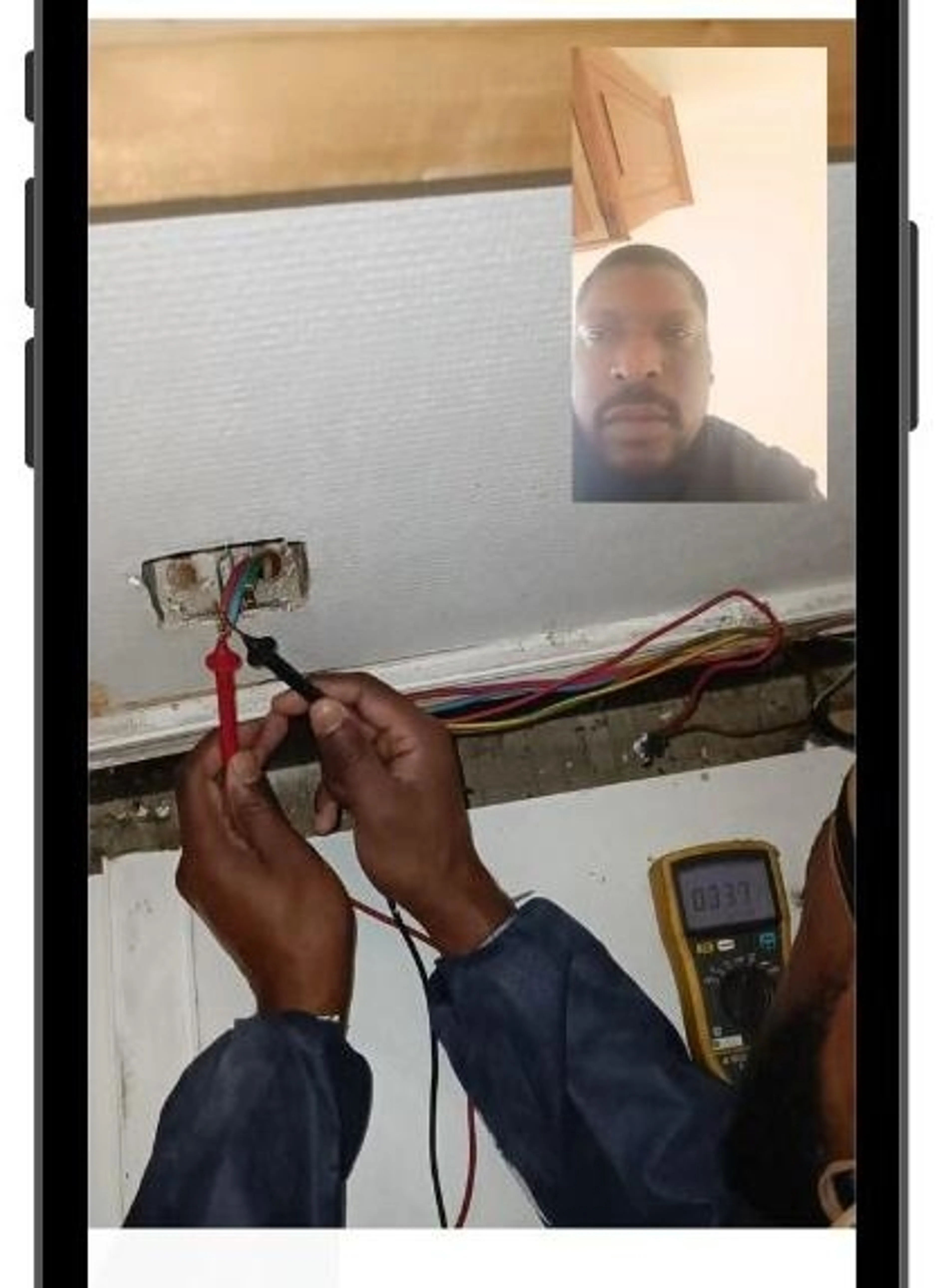Image de présentation pour l'offre Je vous aide à réaliser vos petits travaux électriques par vous-même grâce à un coaching en visio par Woody