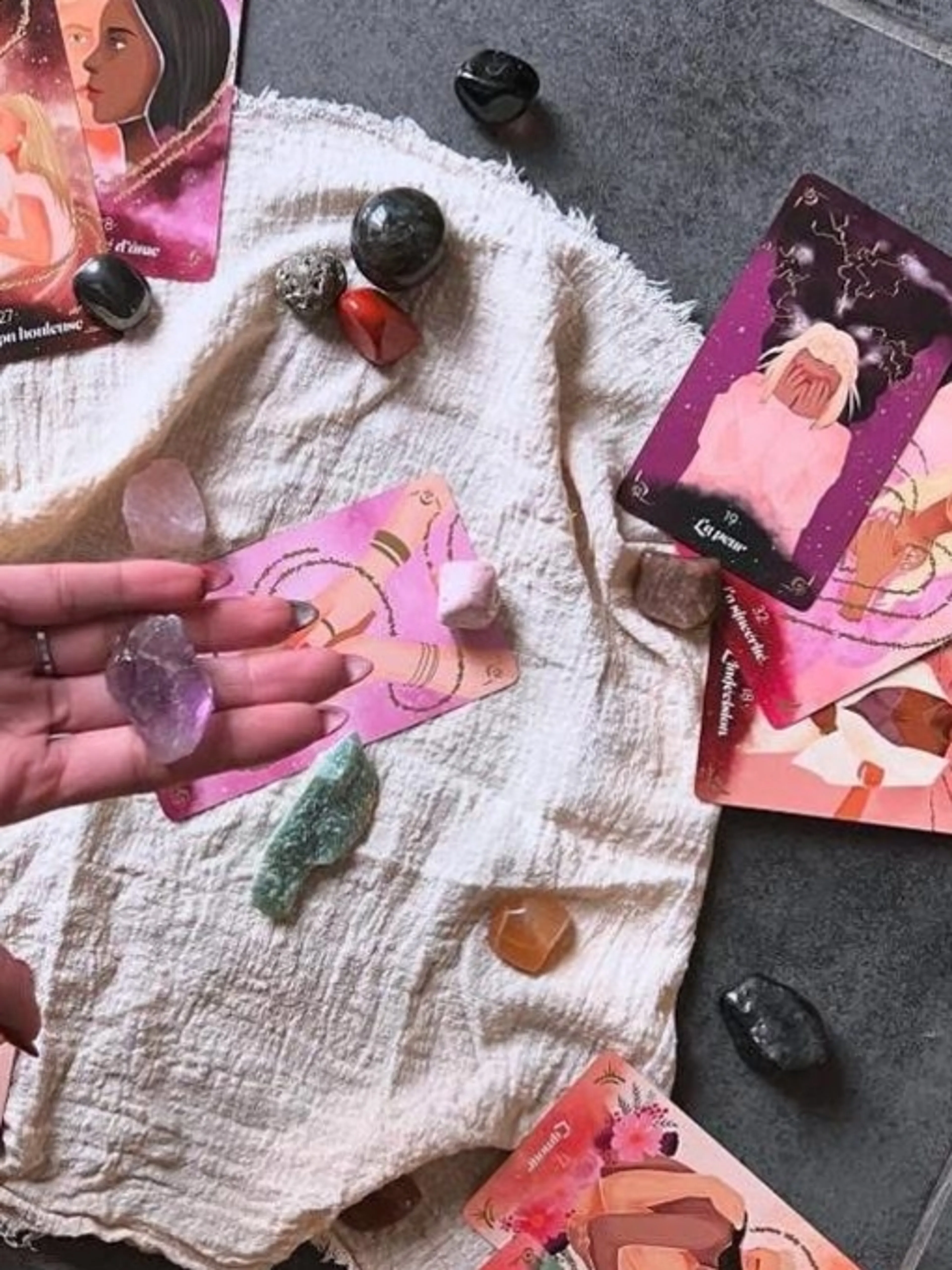 Je vous propose une médiumnité complète ou une médiumnité défunt avec l’aide de mon tarot ou boule de cristal