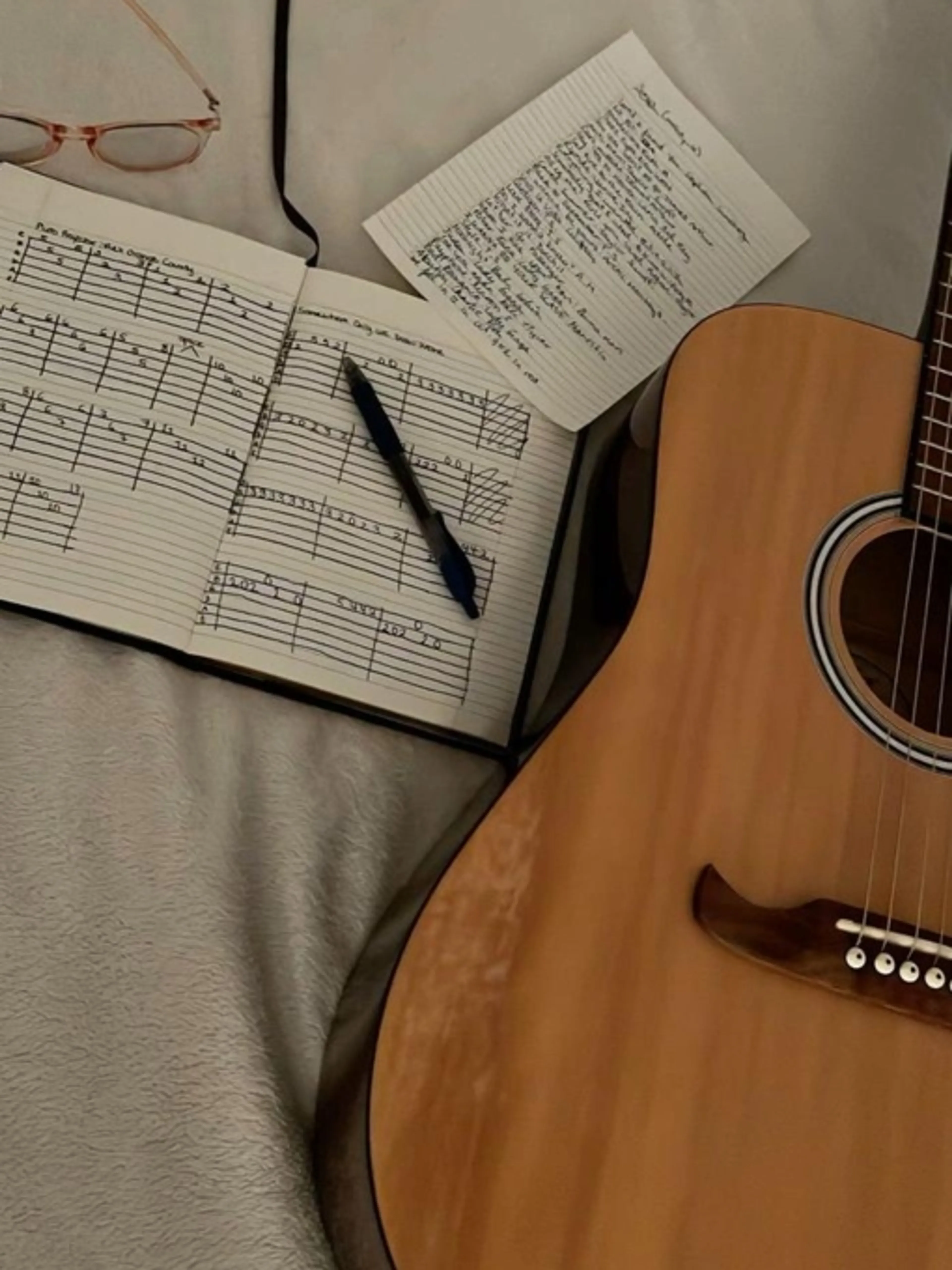 Image de présentation pour l'offre Cours de guitare - Prof de guitare expérimentée - Tous niveaux par Manon