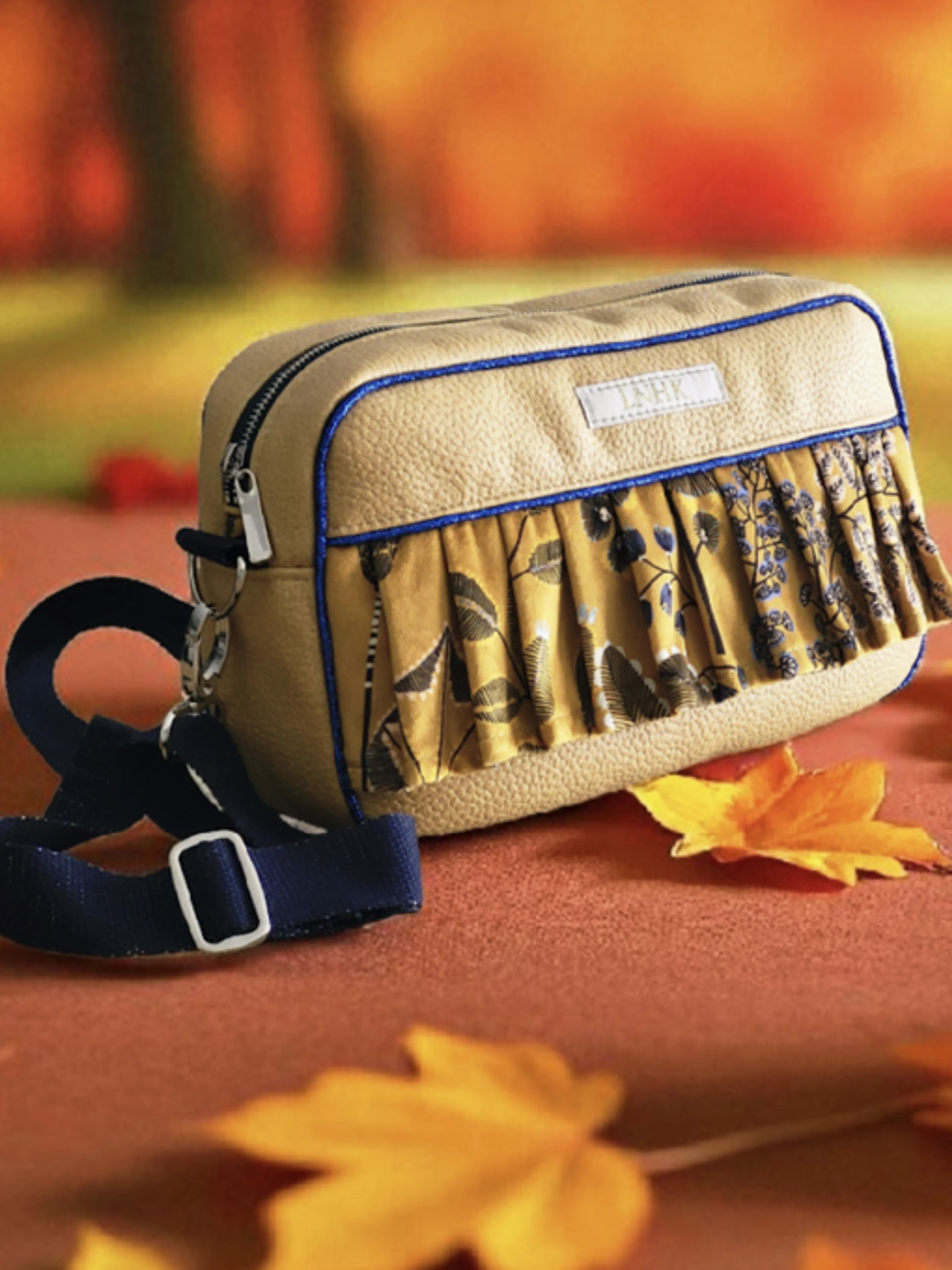 Image de prĂ©sentation pour l'offre đ Projet couture : Sac « LâInsolent » un sac reporter revisitĂ© par HĂ©lĂšne