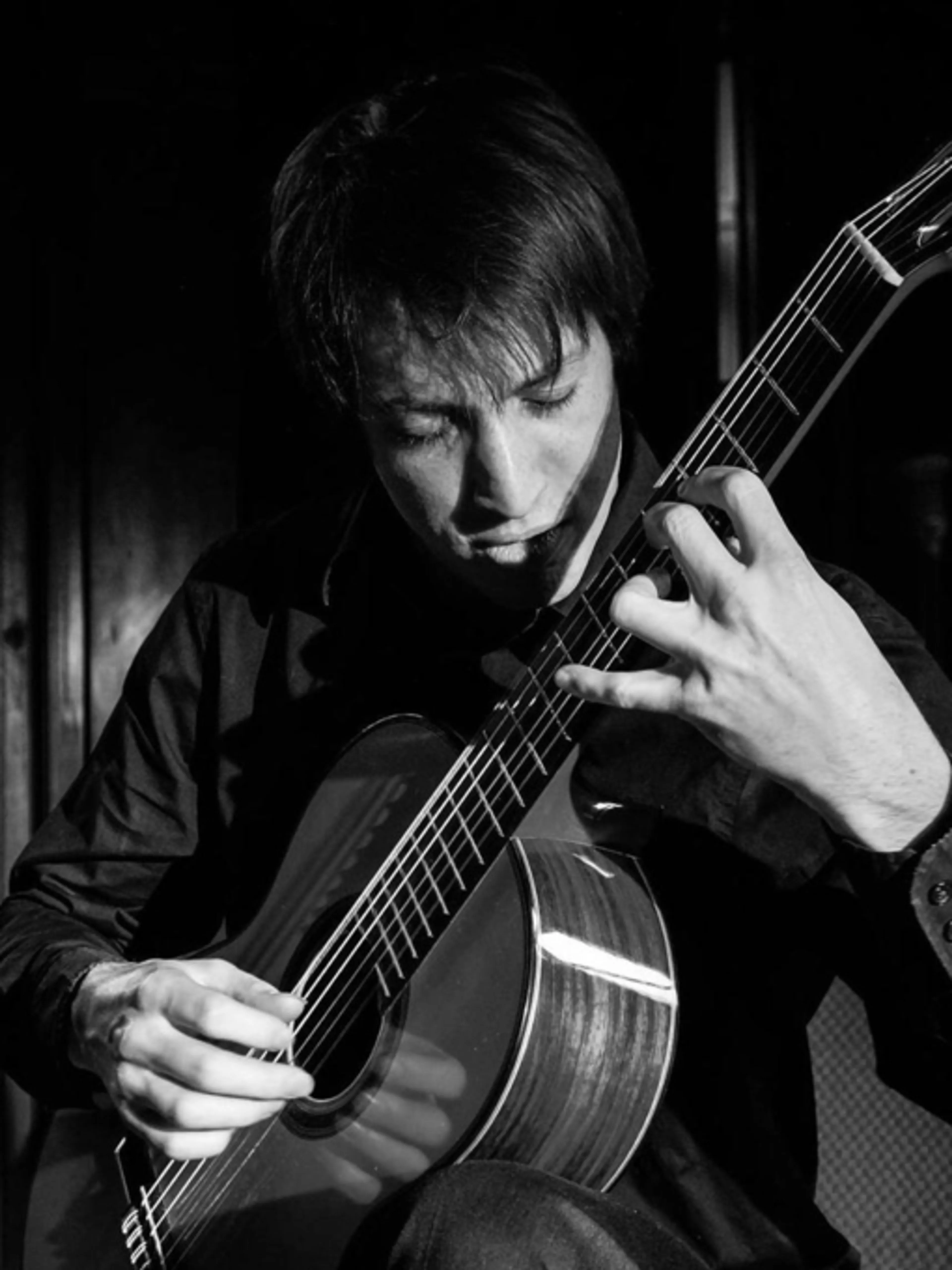 Explorez le monde de la guitare avec un professeur d'exception. Cours tous styles, adaptés à tous les niveaux !