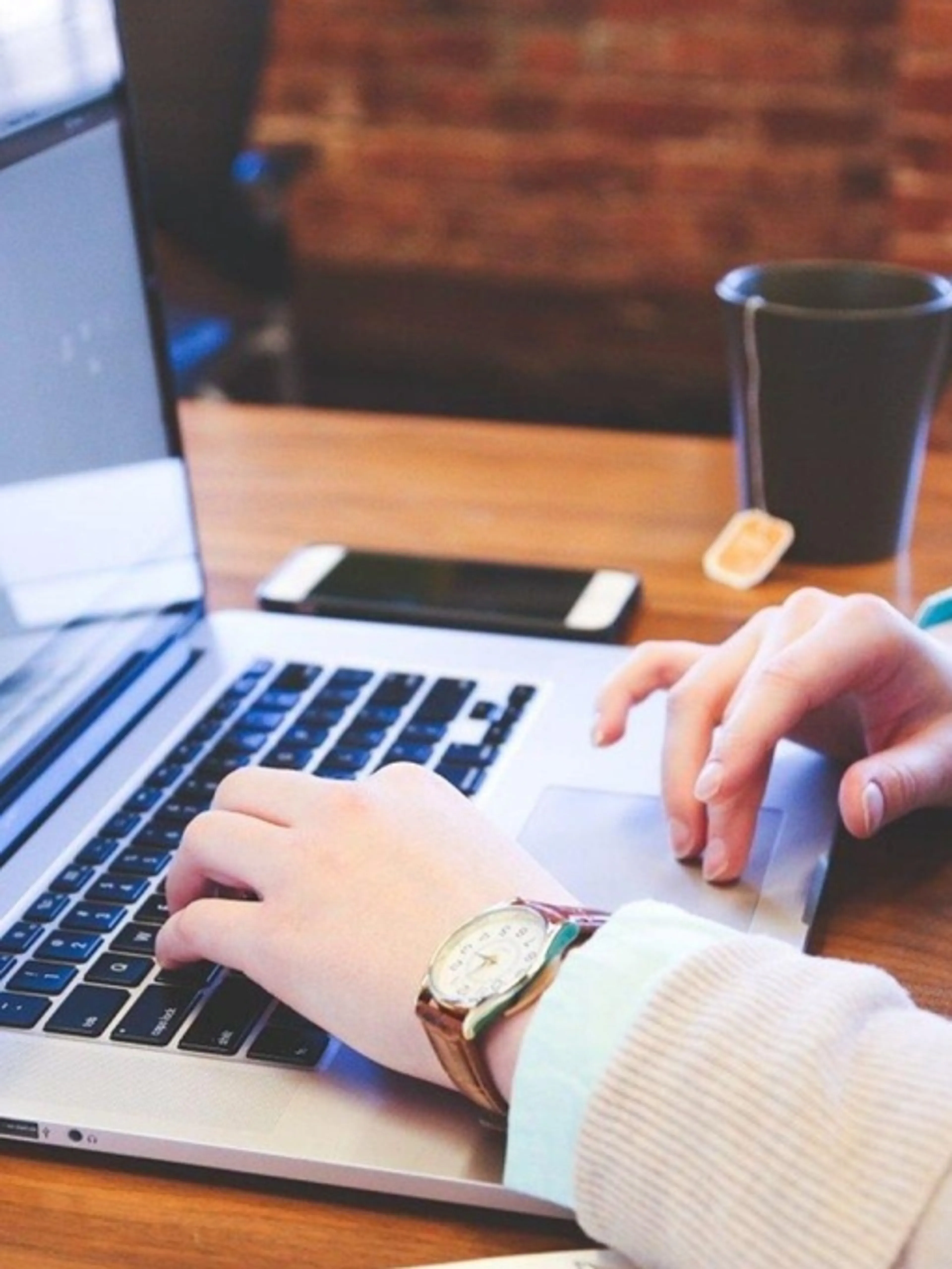 Apprenez à utiliser tous vos outils informatiques tels que tablette, mobile, mac ou PC.