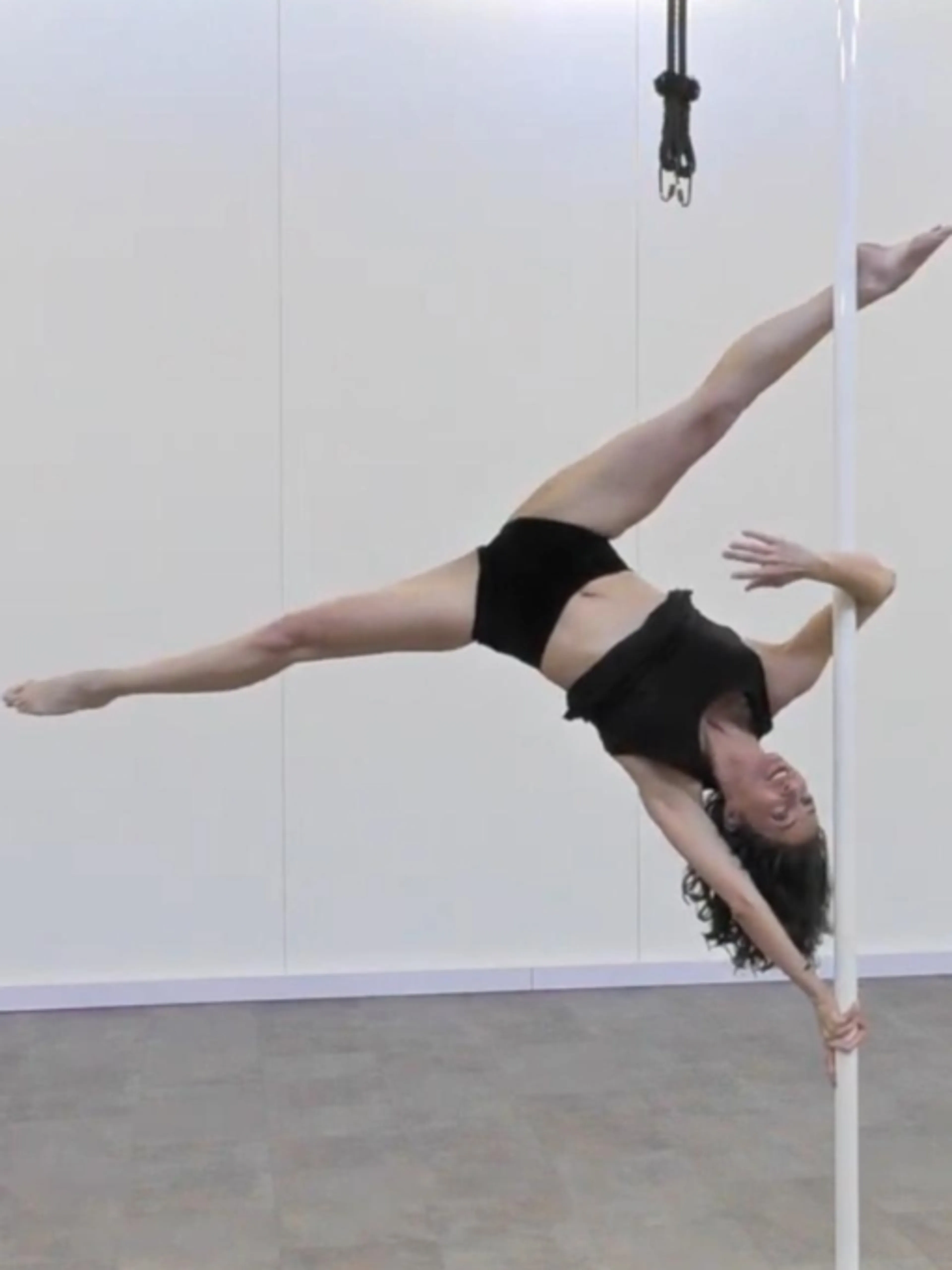 Image de présentation pour l'offre Cours de Pole dance pour t’aider à la maison - débloque des figures et retrouve ta motivation 💪 - tous niveaux par Ninie