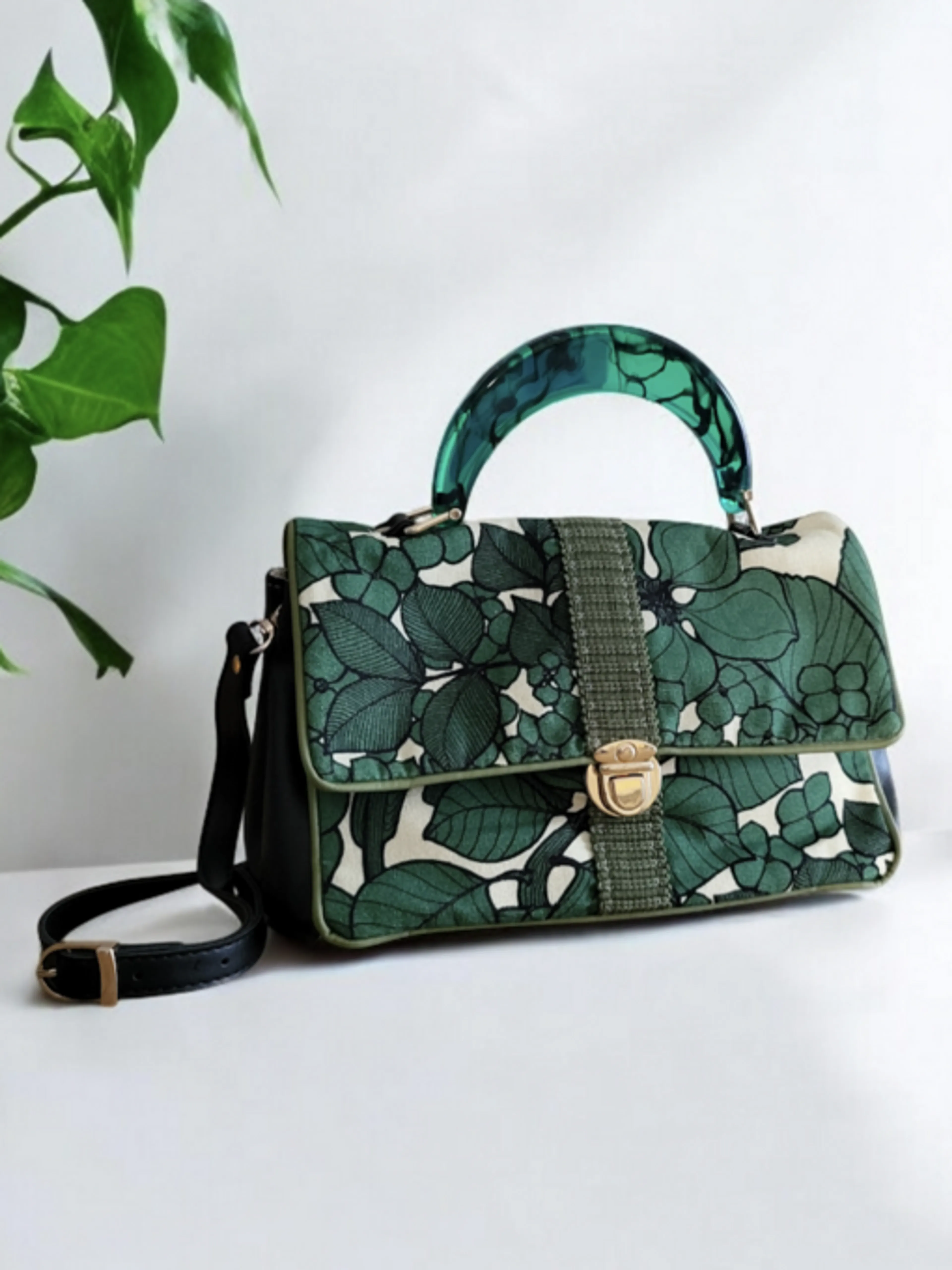 Image de présentation pour l'offre Nous cousons ensemble le sac Suzie issu de mon Livre de couture “Mes sacs du mini au maxi.” 🧵 par Hélène