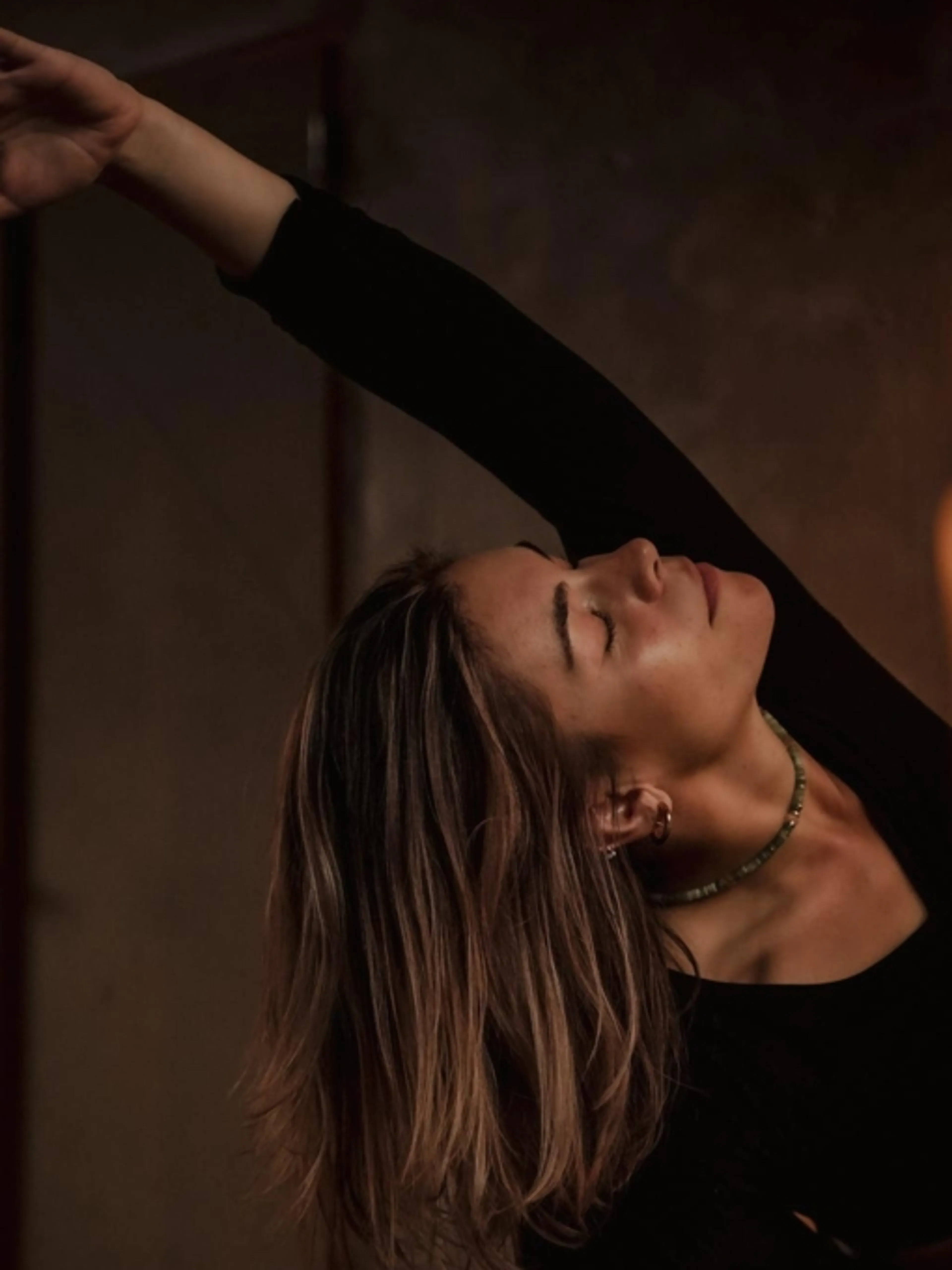 Image de présentation pour l'offre Vinyasa Flow 🌞 · cours de yoga dynamique et accessible à tous niveaux · jeudi à 12h15 par Camille