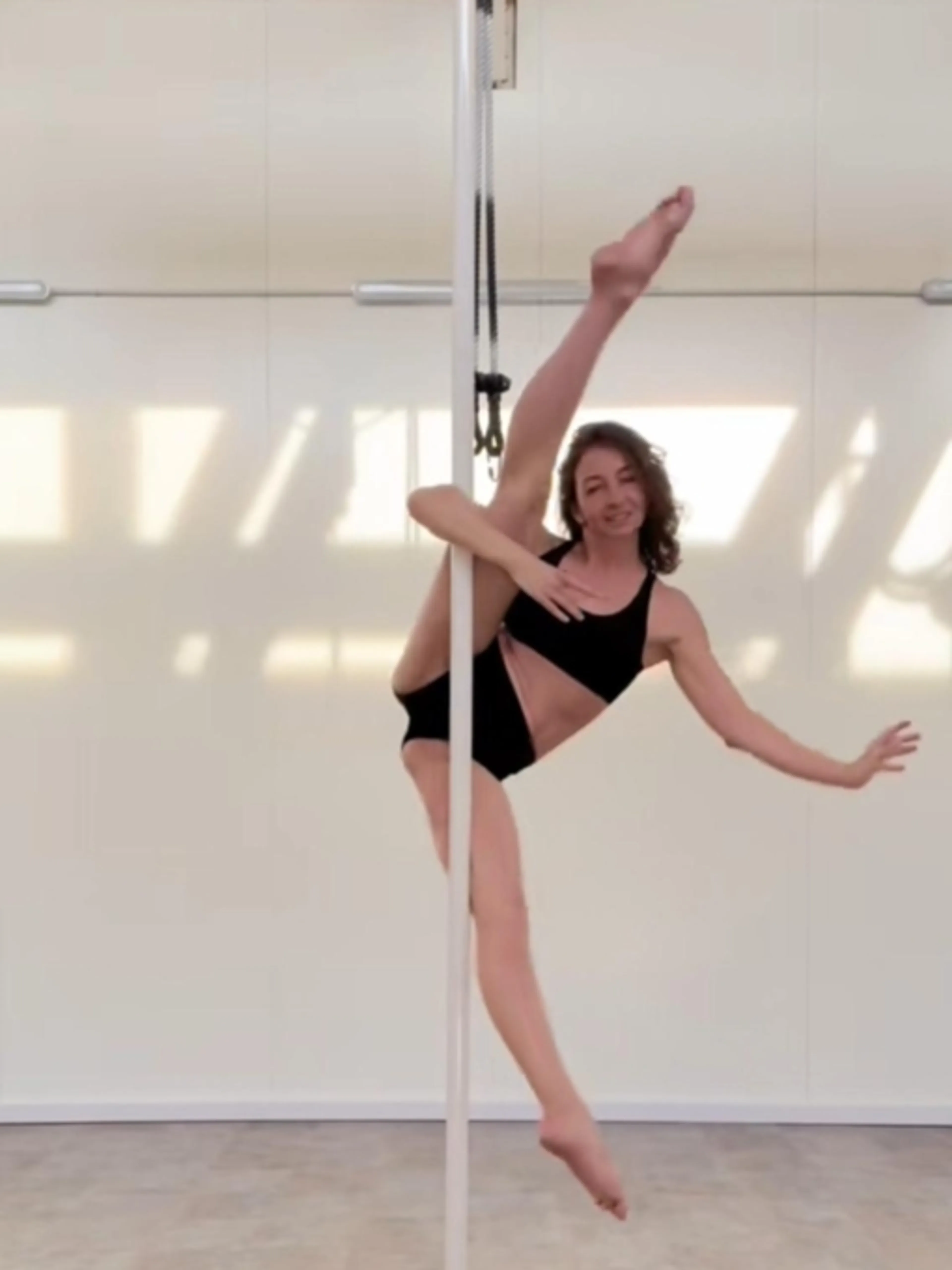 Image de présentation pour l'offre Cours de Pole dance pour t’aider à la maison - débloque des figures et retrouve ta motivation 💪 - tous niveaux par Ninie