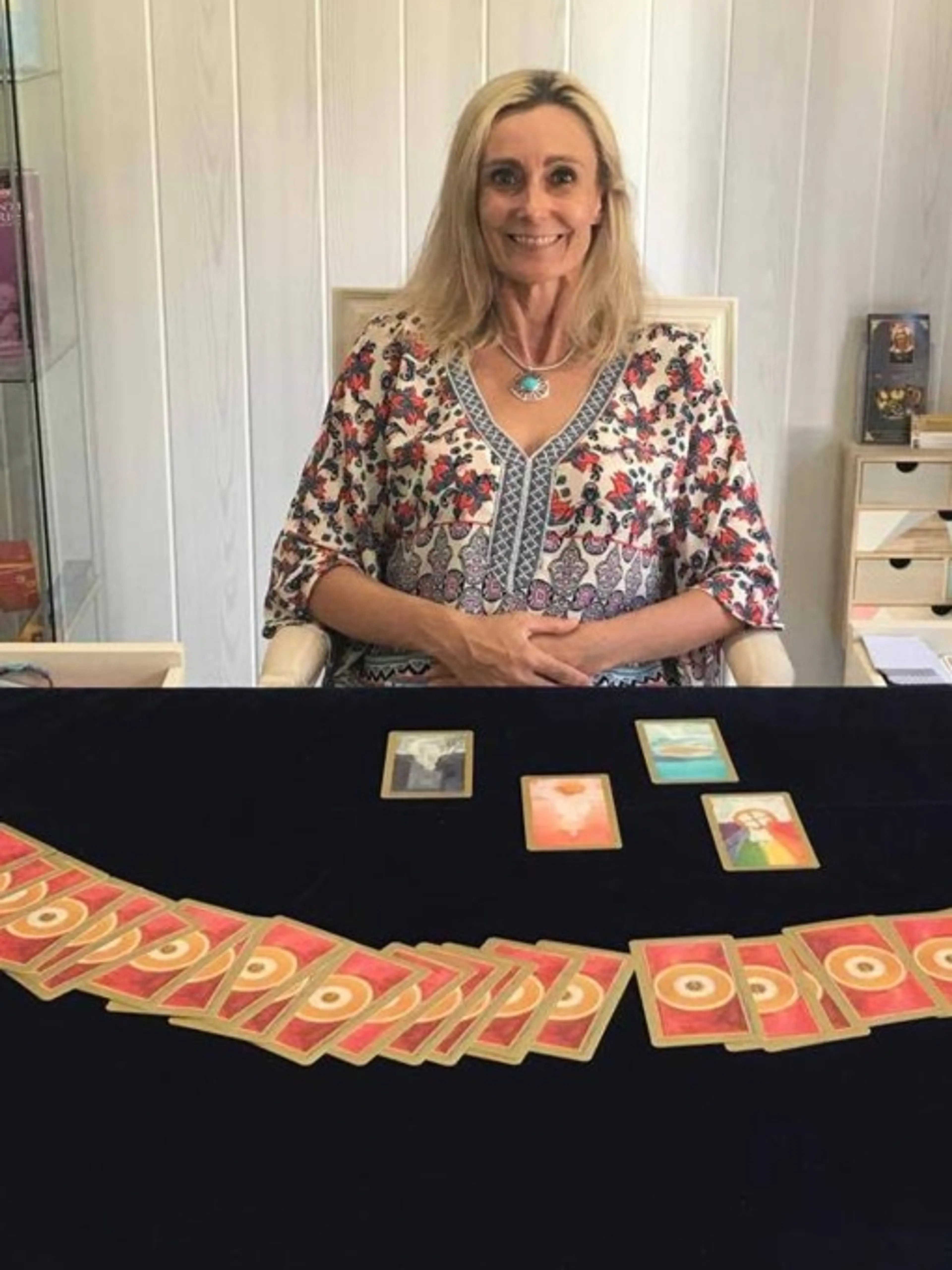 Image de présentation pour l'offre Voyance  Conseil  ou  Thérapie Bréve Soin Energétique par Eleonore