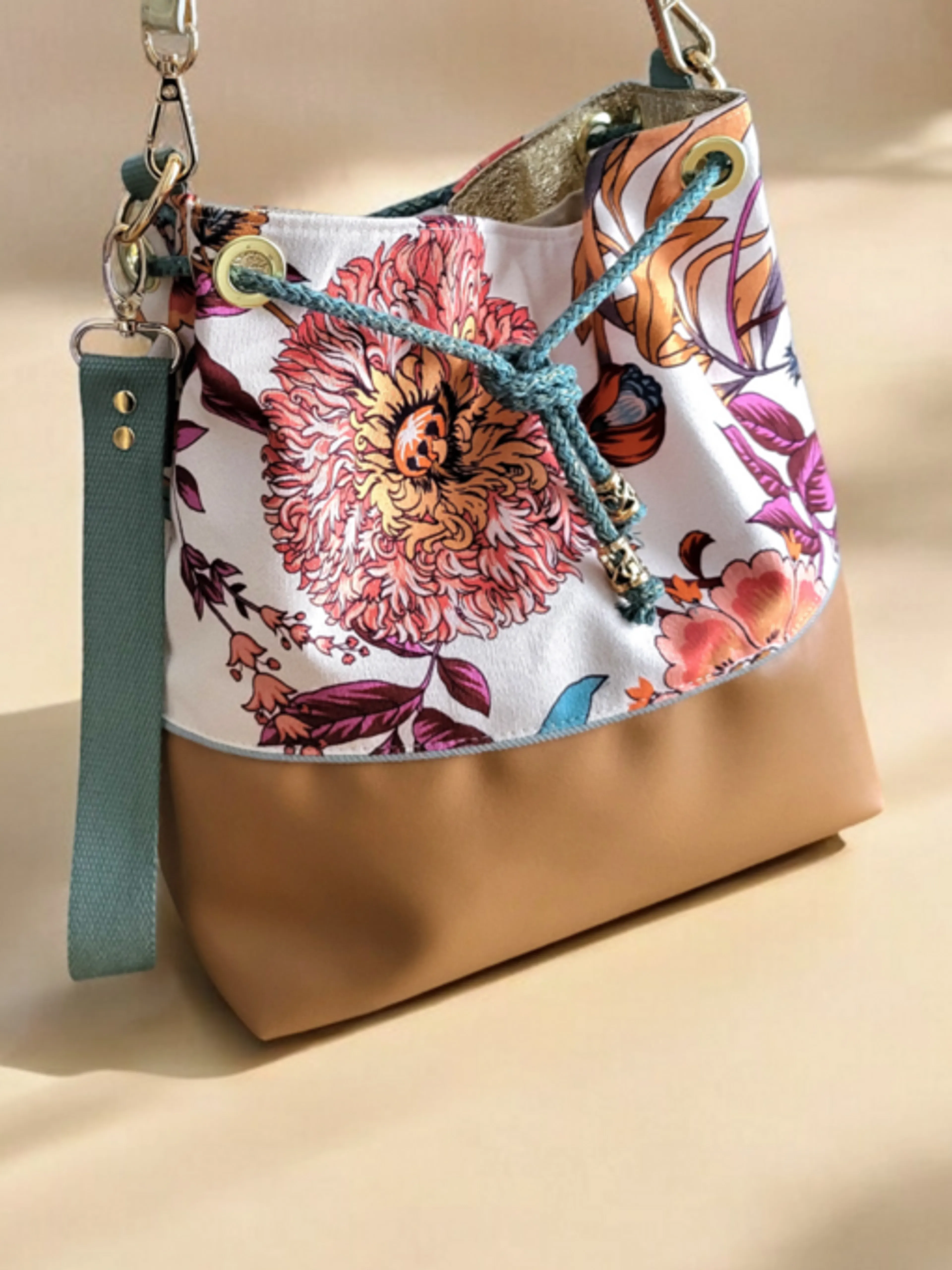 Image de présentation pour l'offre Apprenez à coudre un sac seau élégant avec des finitions professionnelles! par Hélène