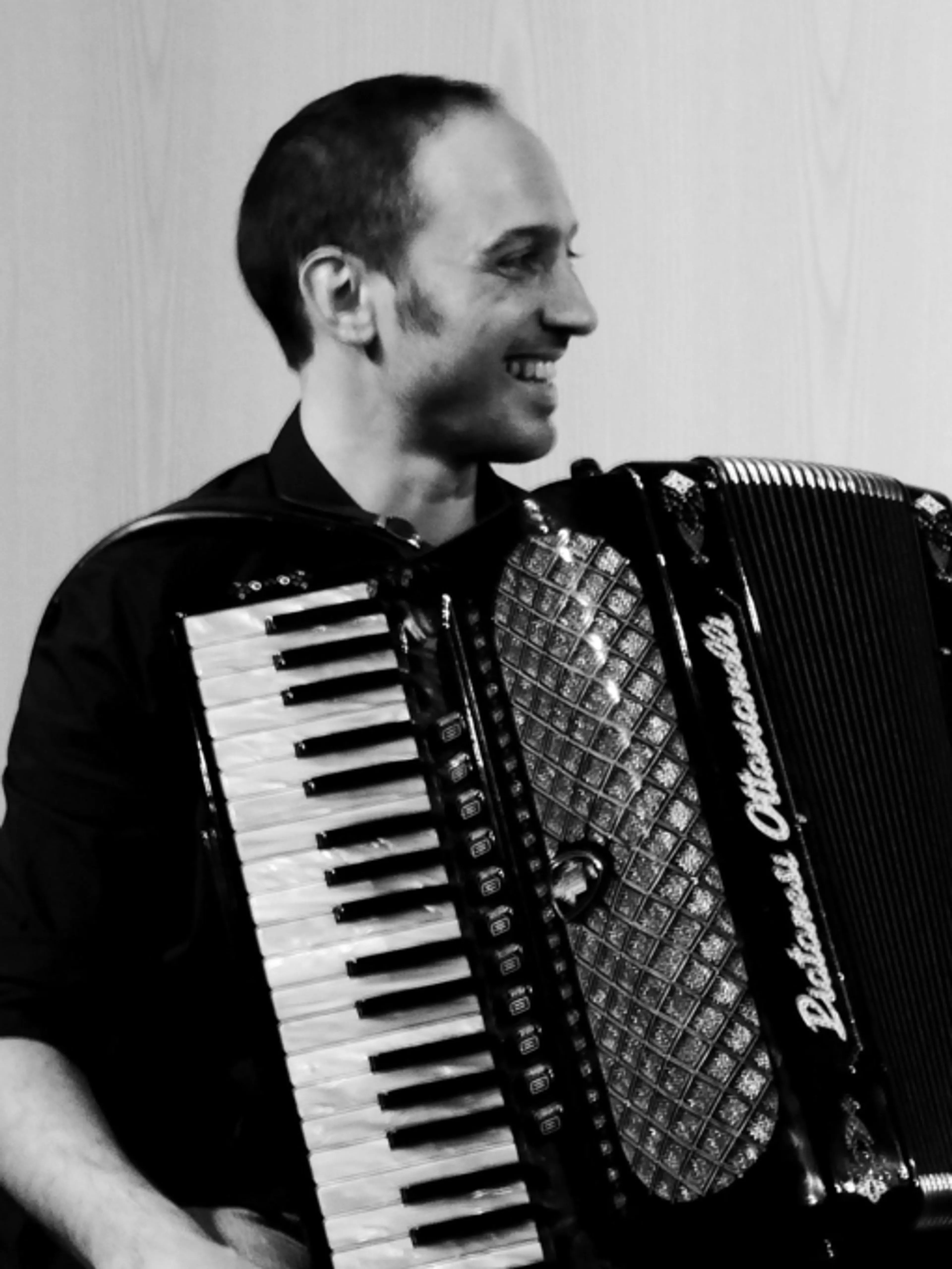 Image de présentation pour l'offre Maîtrisez l'accordéon piano avec des cours personnalisés alliant technique et expression musicale ! par PABLO