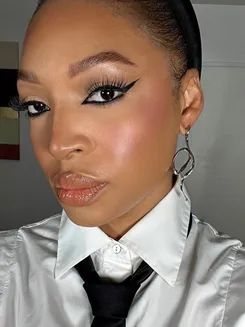 Image de présentation pour l'offre Pack Maquillage Fêtes : Teint Parfait + Regard Glamour 🎉 par Jenna