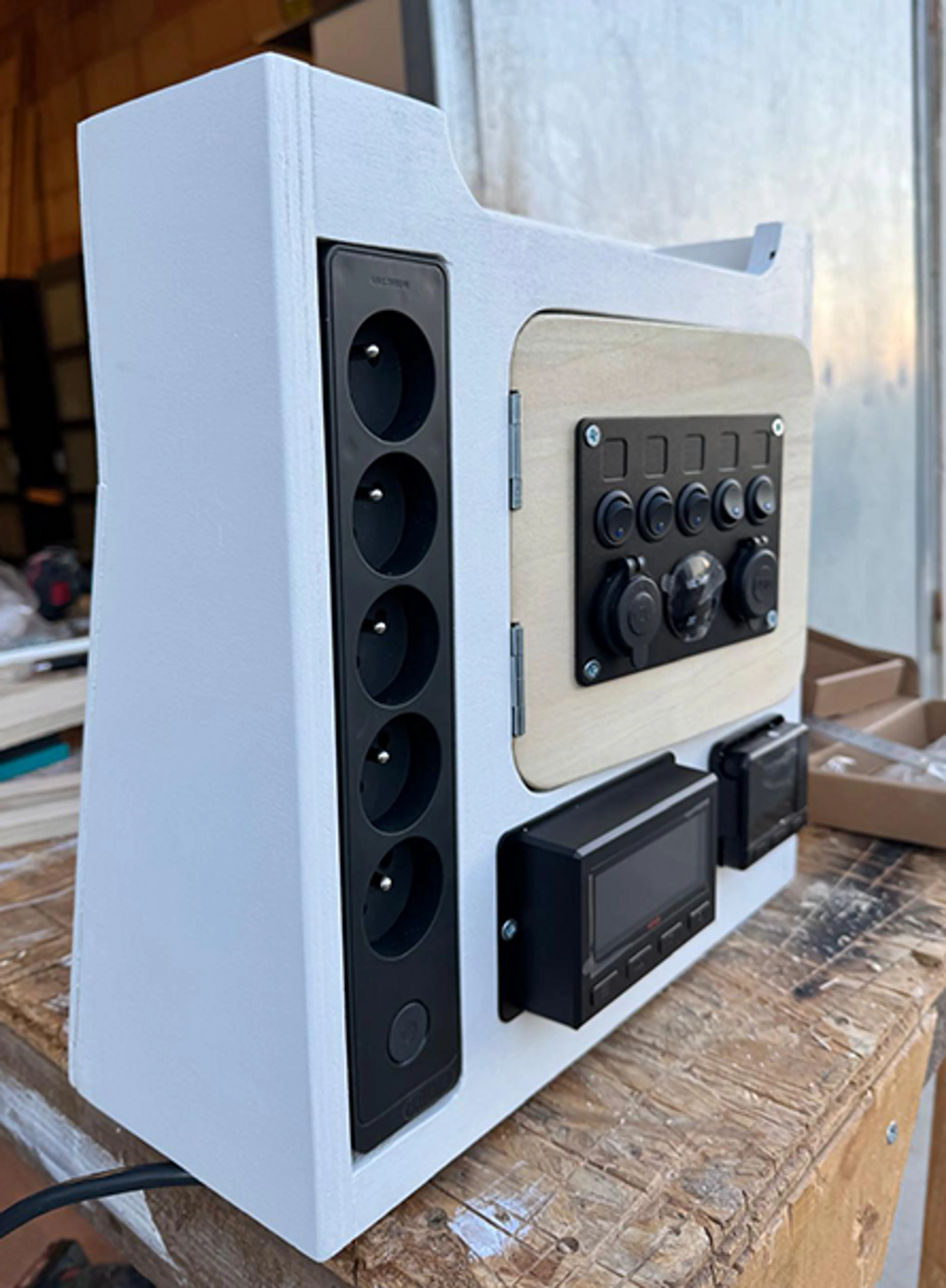 Image de présentation pour l'offre MASTERCLASS - Choisir son installation électrique pour aménager son van par Mathieu