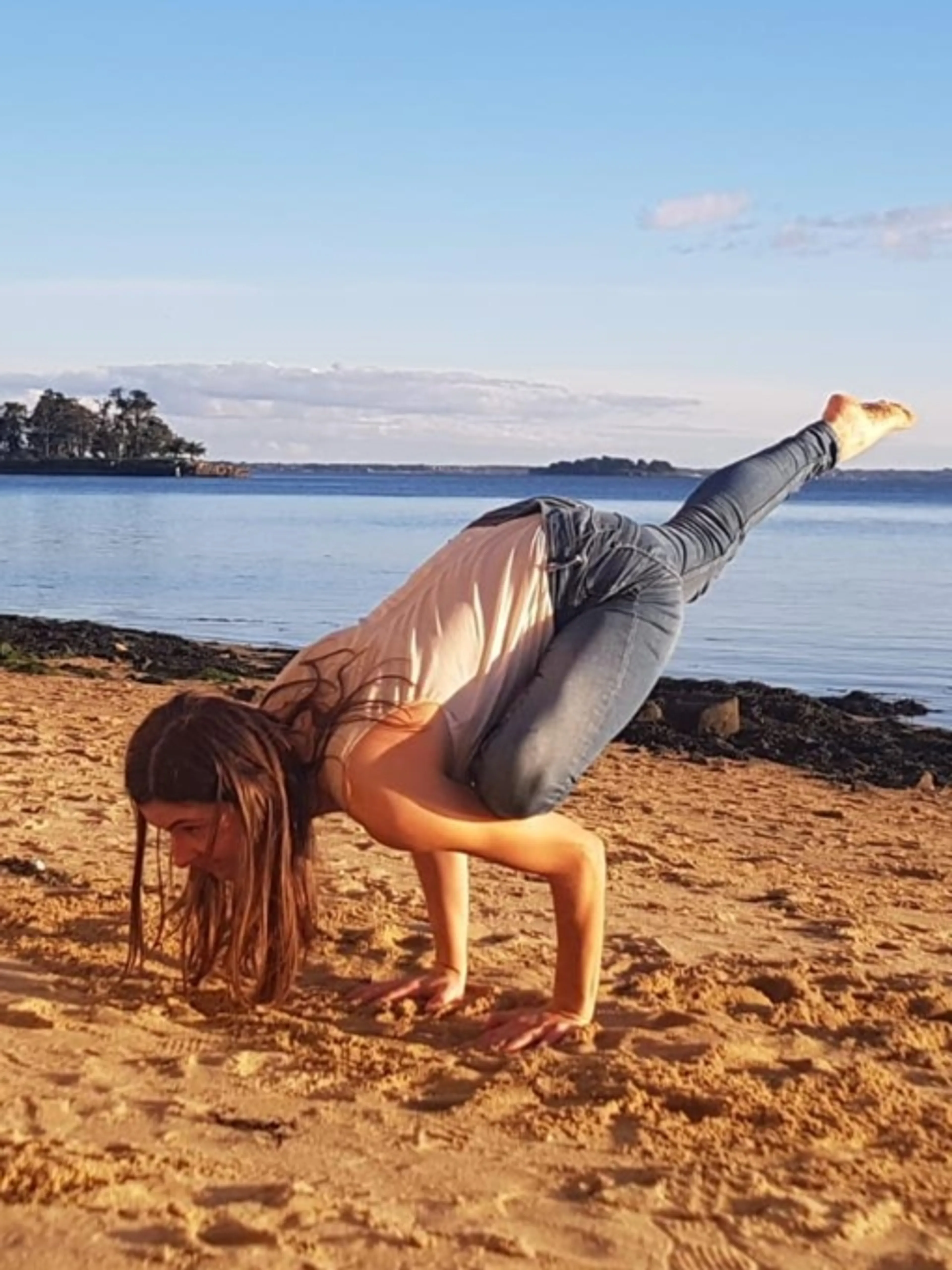 Image de présentation pour l'offre Yoga sur mesure : Éveillez votre bien-être à travers des séances personnalisées ! par Le yoga d'Elo
